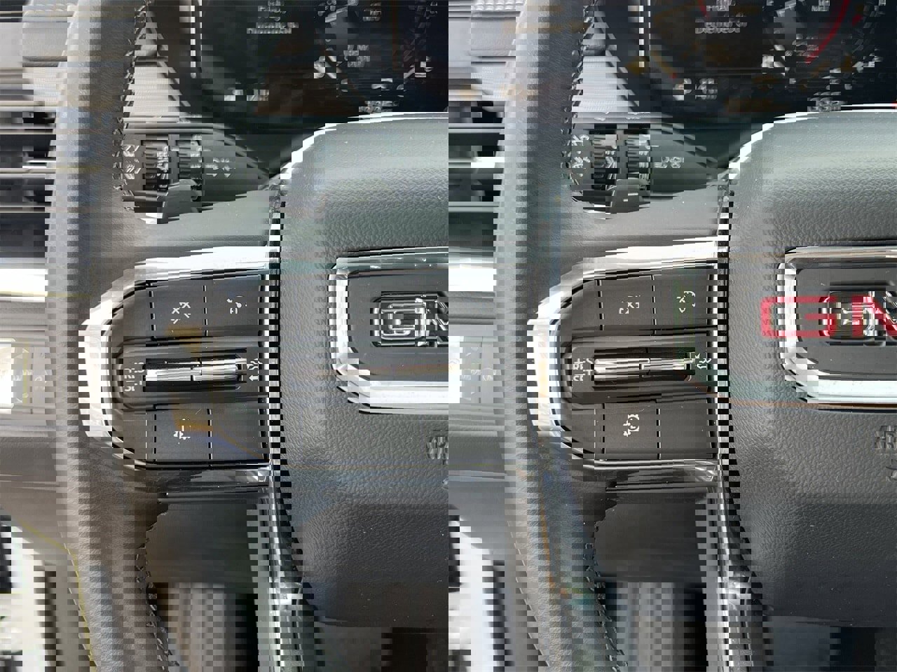 Used 2025 GMC Acadia Elevation image 10