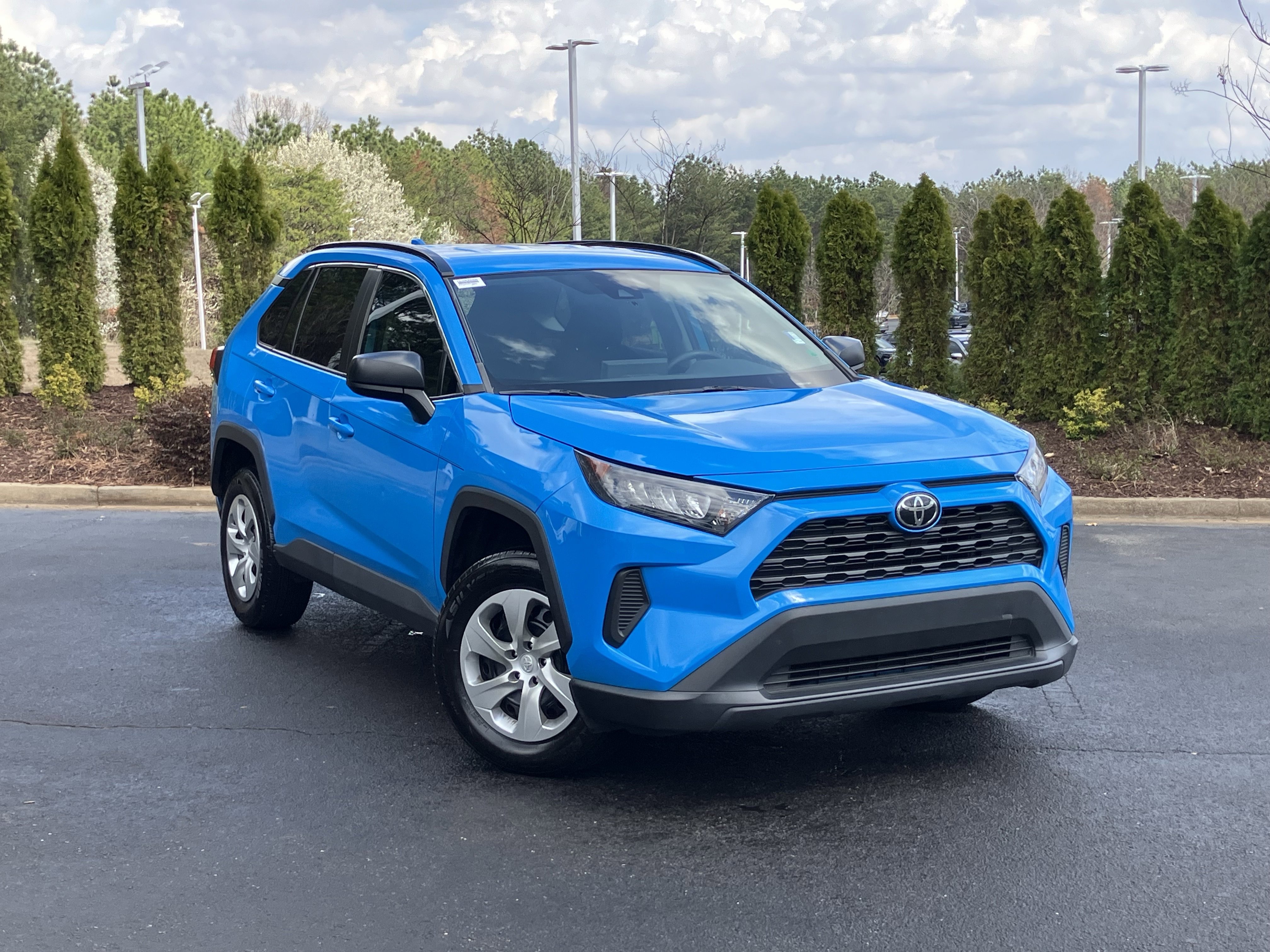 Used 2021 Toyota RAV4 LE image 2