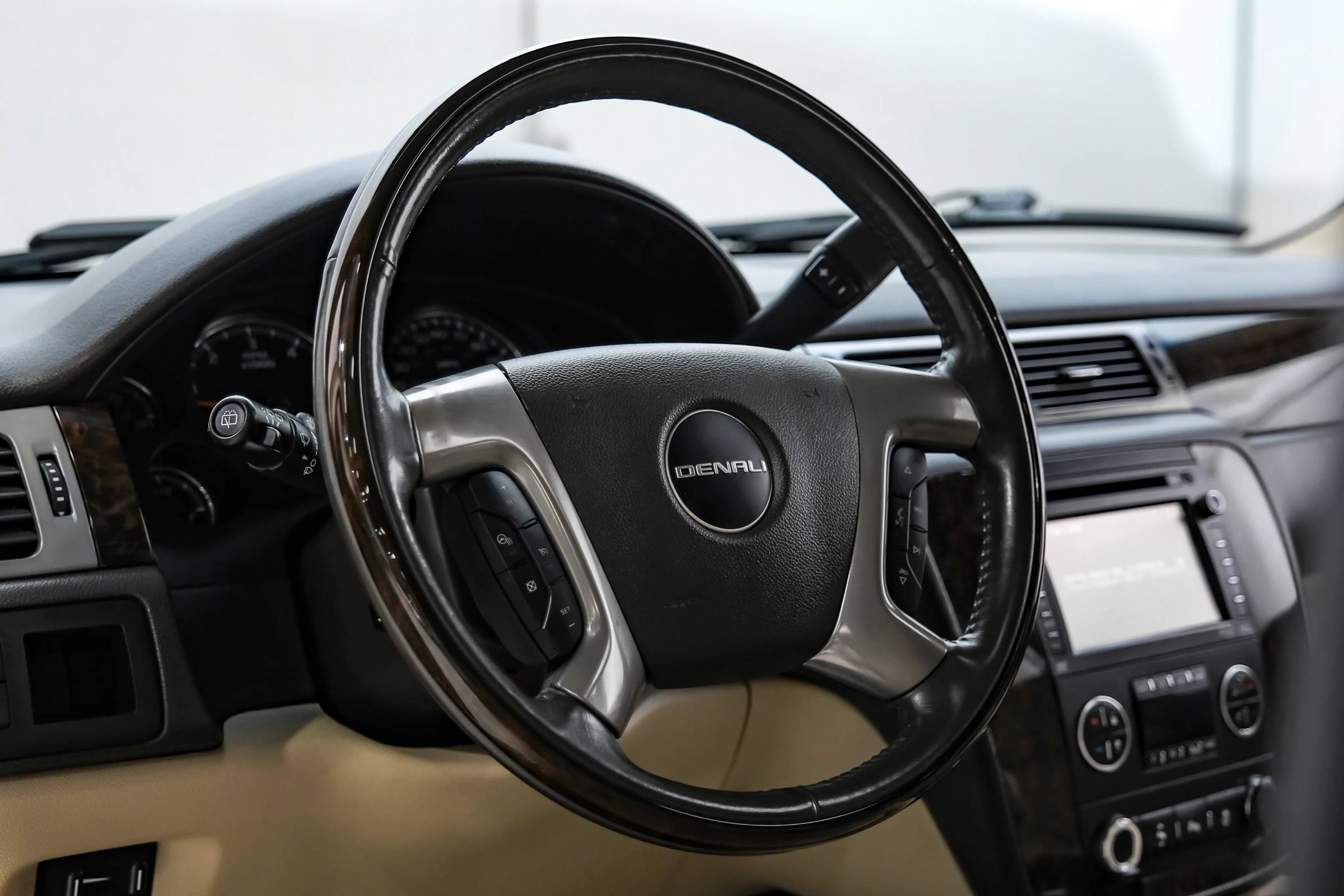 Used 2014 GMC Yukon Denali RWD image 19
