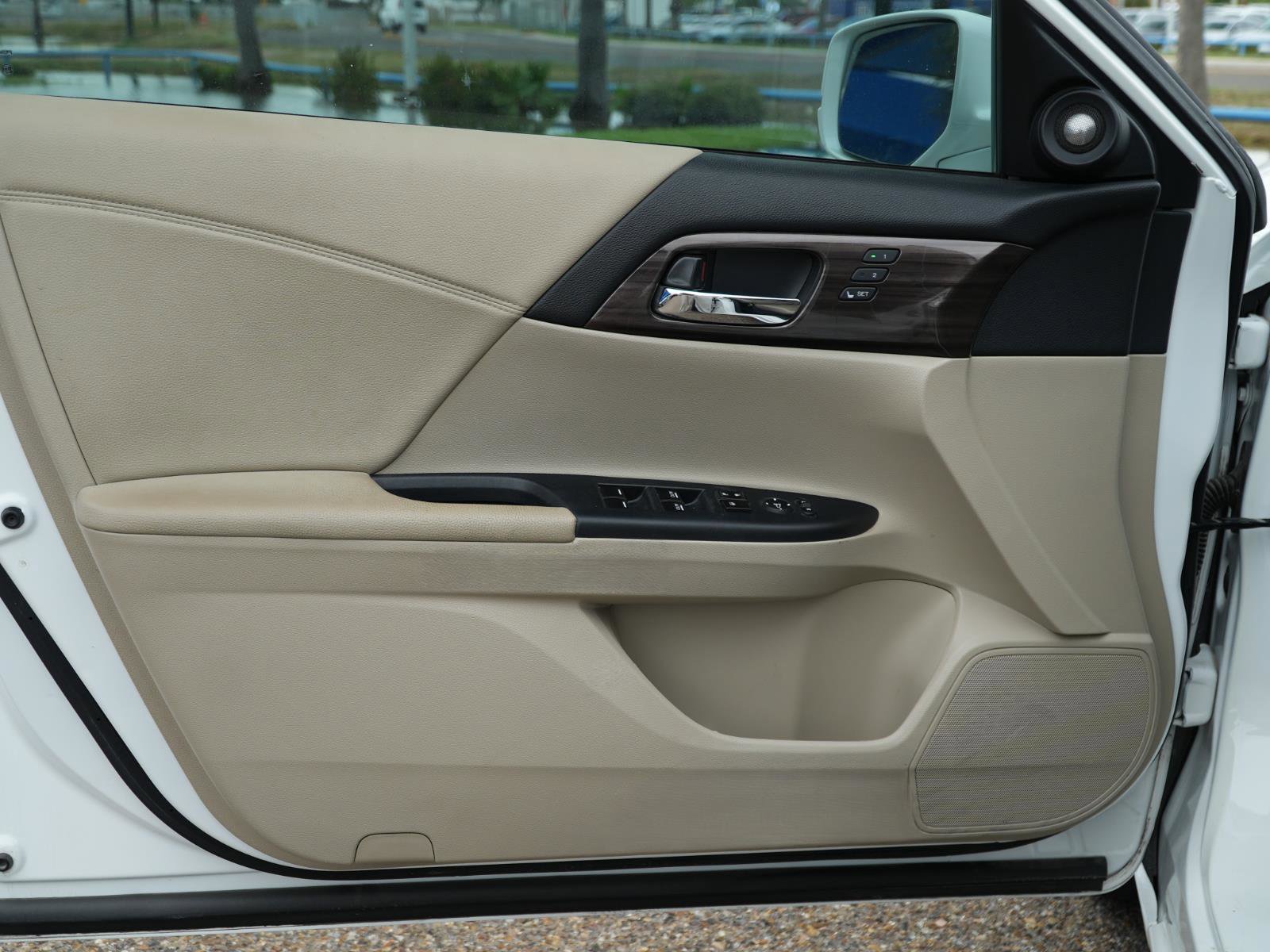 Used 2017 Honda Accord EX-L image 11