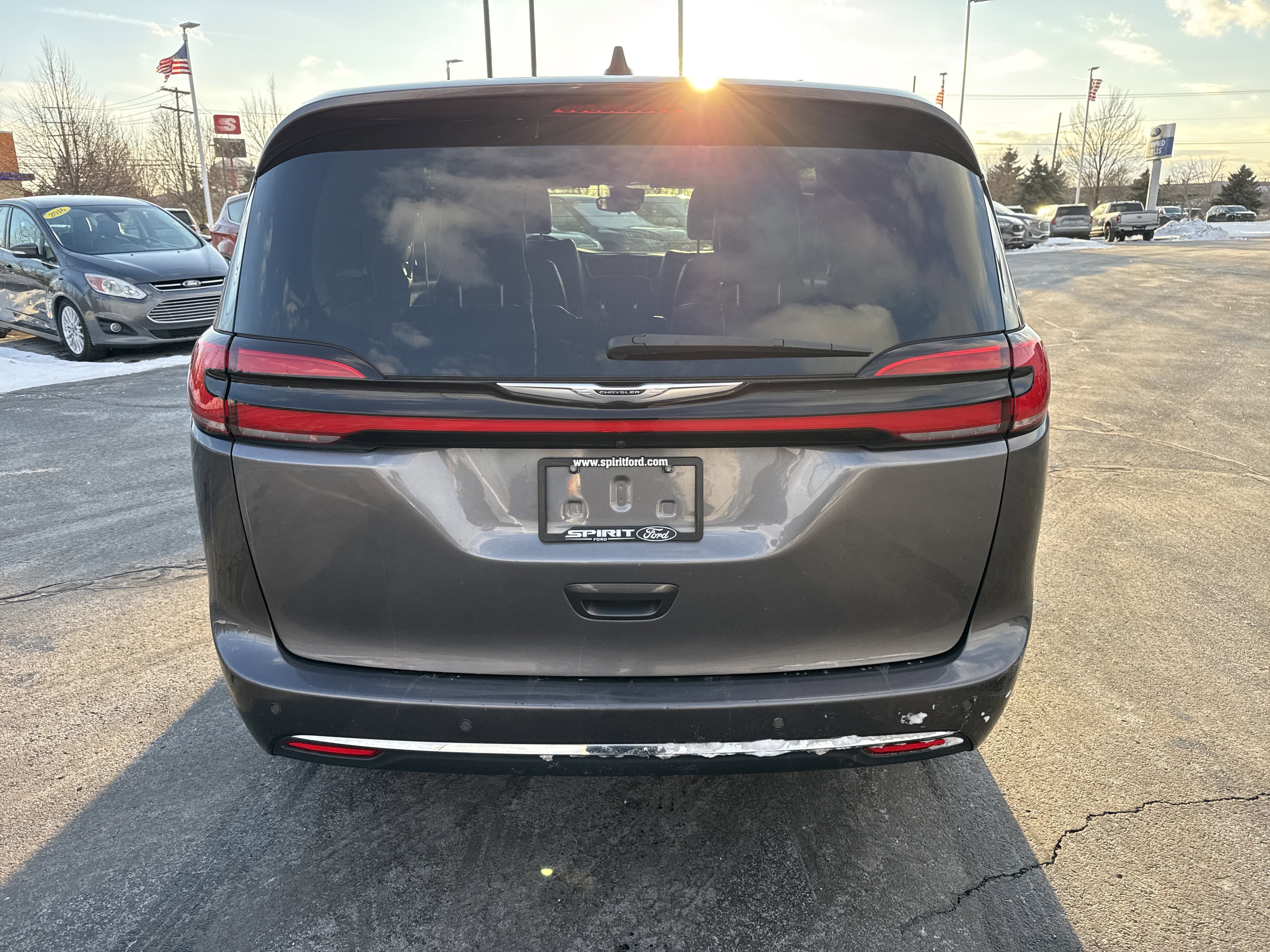 Used 2023 Chrysler Pacifica Touring-L image 6