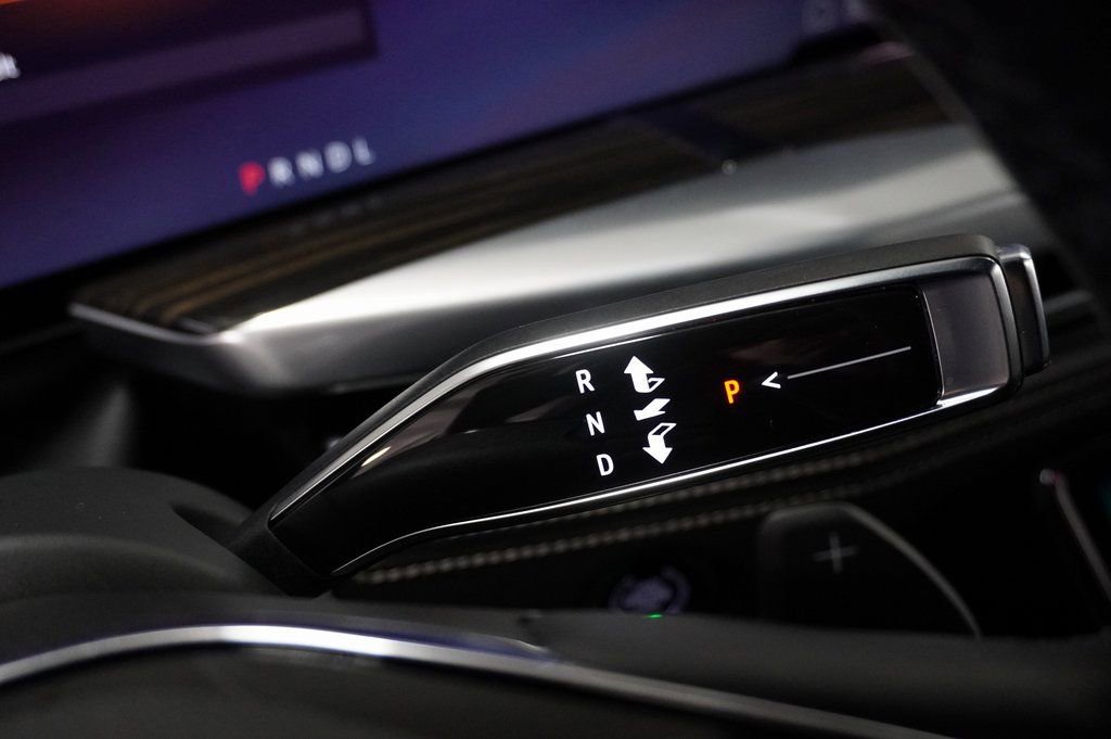 Used 2025 Cadillac Escalade ESV Premium Luxury image 21