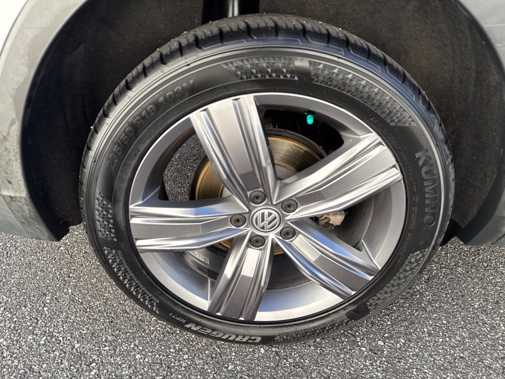 Used 2018 Volkswagen Tiguan SEL Premium FWD image 9