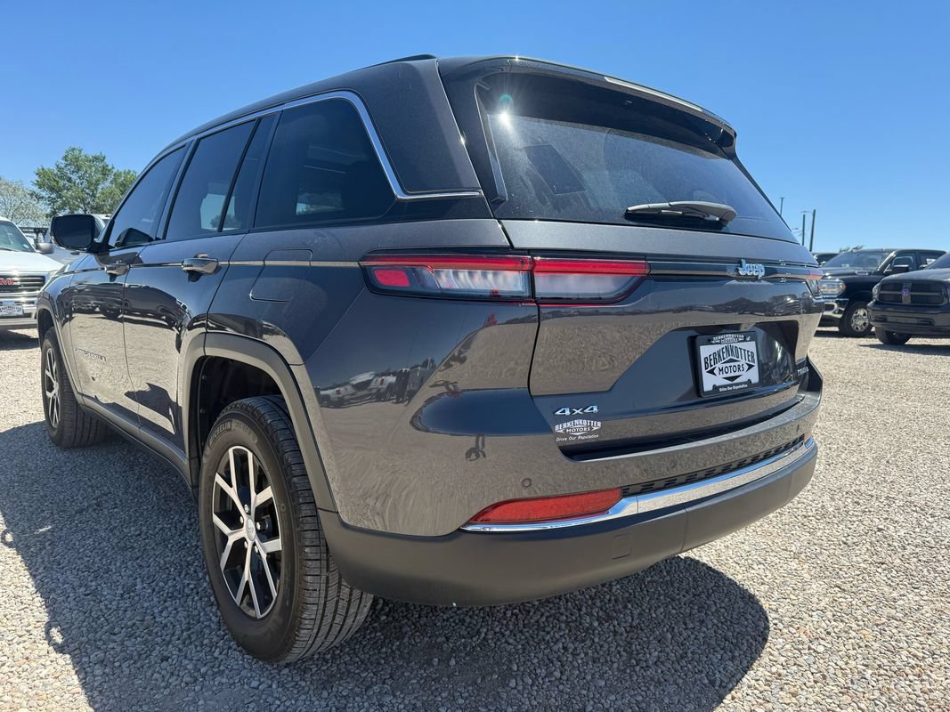 Used 2023 Jeep Grand Cherokee Limited w/ Trailer Tow Prep Group (B) AWD/4WD image 8