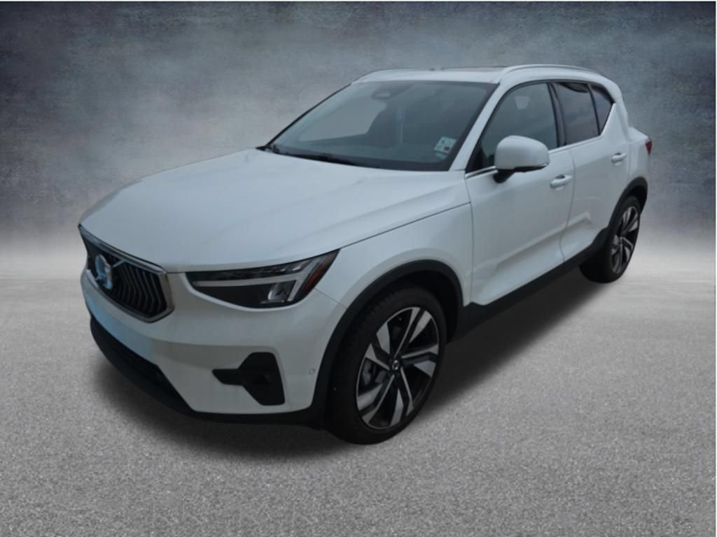 Used 2023 Volvo XC40 B5 Plus w/ Driver Assist Package AWD/4WD image 4