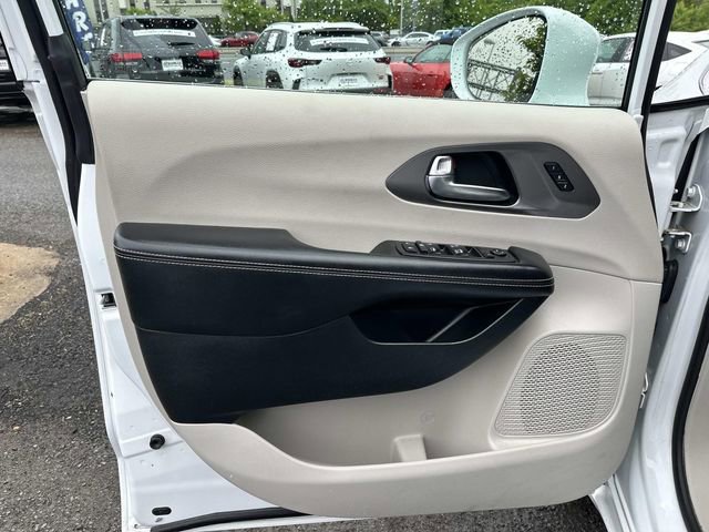 Used 2022 Chrysler Pacifica Touring-L AWD/4WD image 20