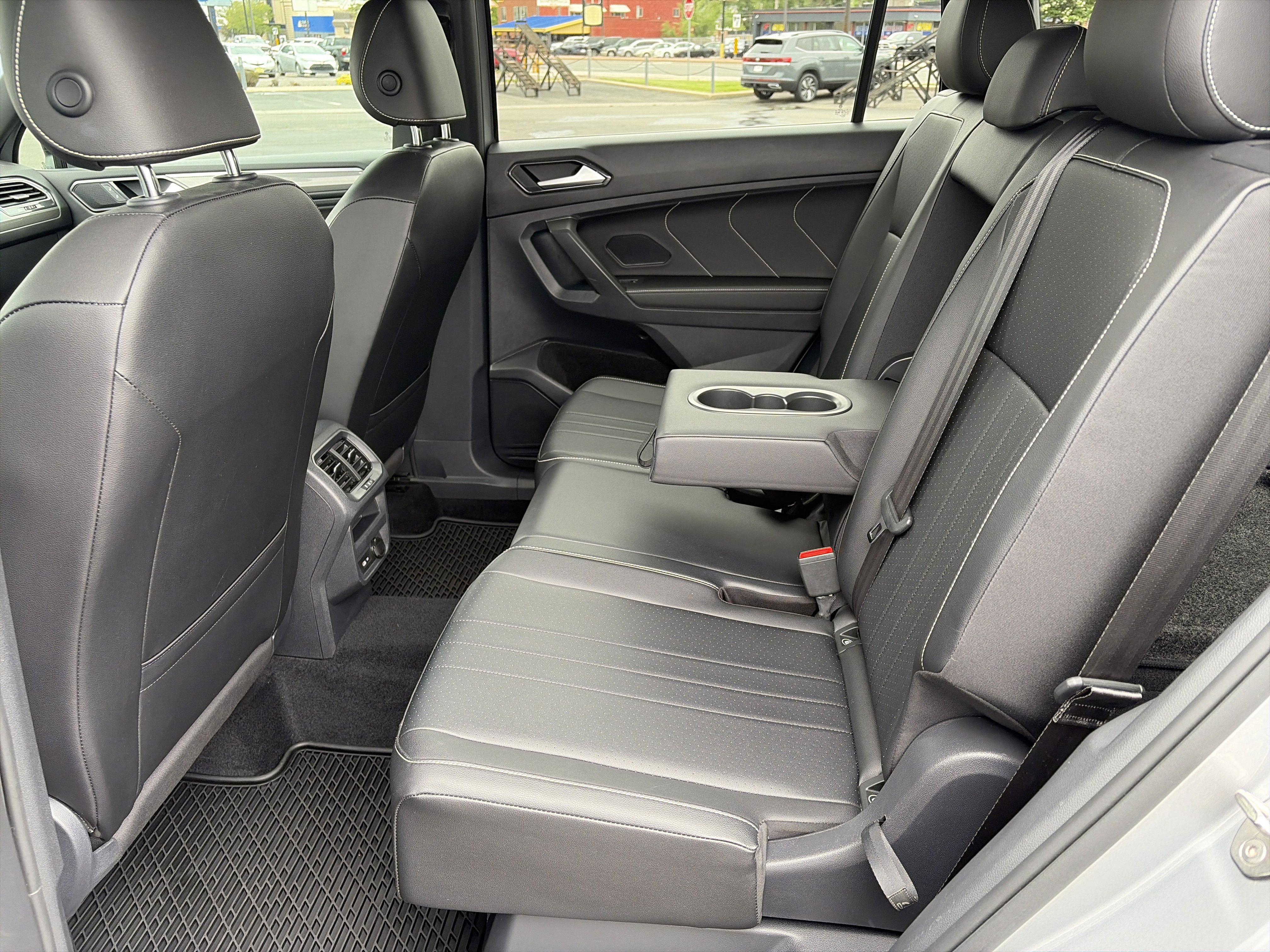 Used 2022 Volkswagen Tiguan SE R-Line FWD image 11