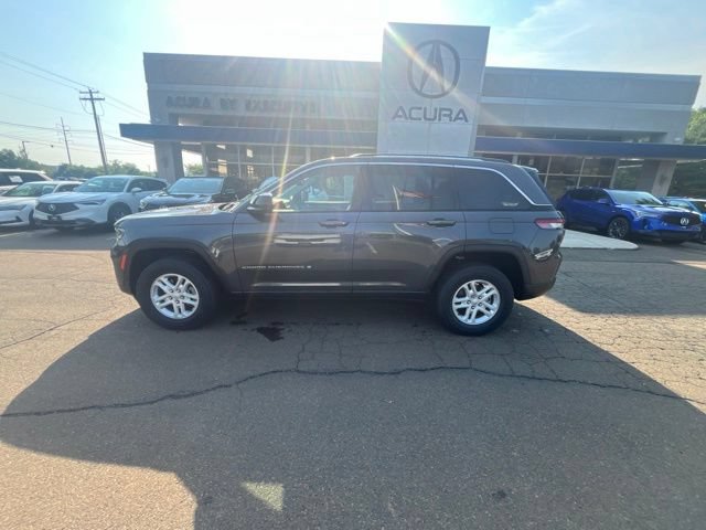 Used 2023 Jeep Grand Cherokee Laredo AWD/4WD image 3