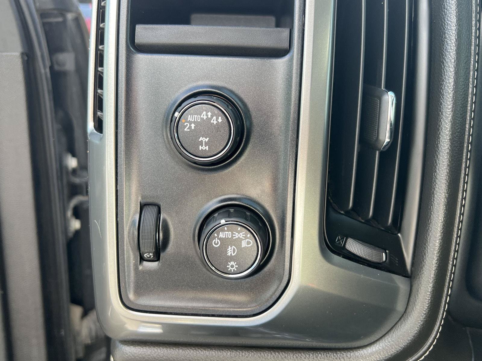 Used 2017 Chevrolet Silverado 1500 LTZ AWD/4WD image 31