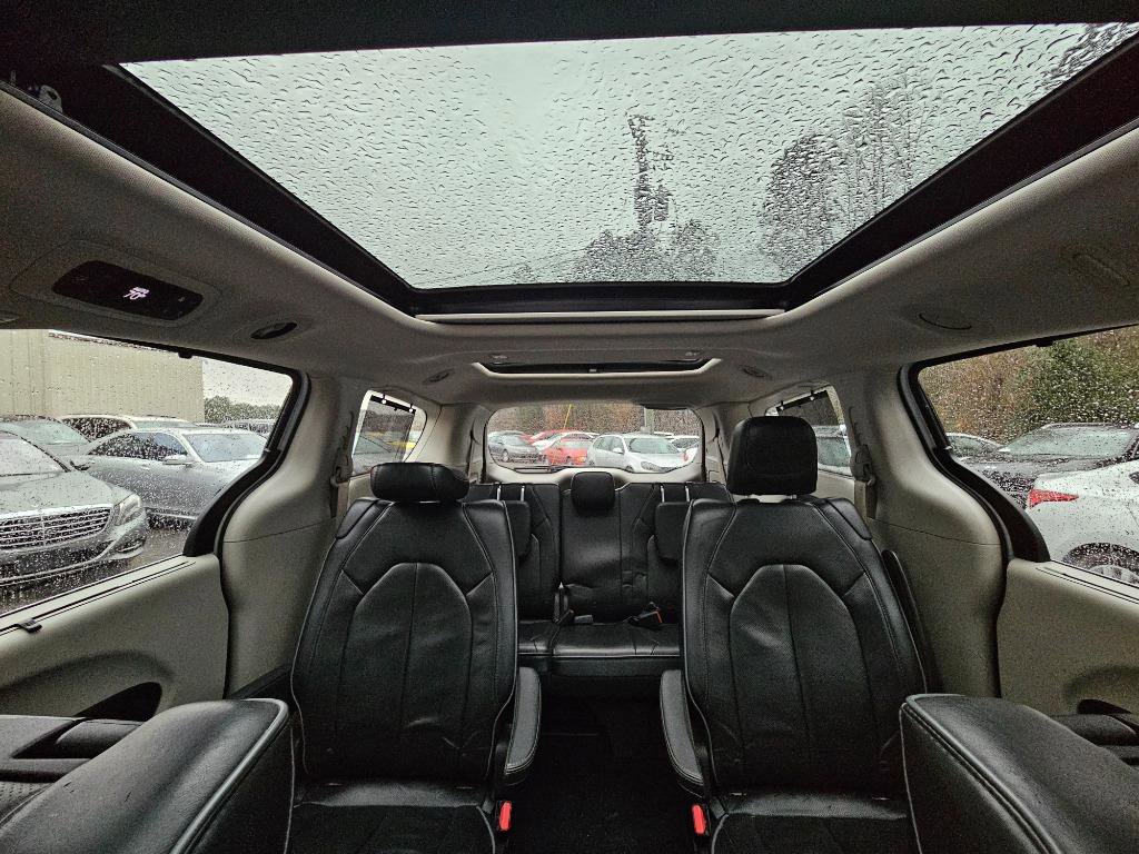 Used 2017 Chrysler Pacifica Limited FWD image 37