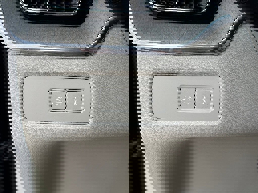 Used 2023 Volvo XC60 T8 Plus image 19