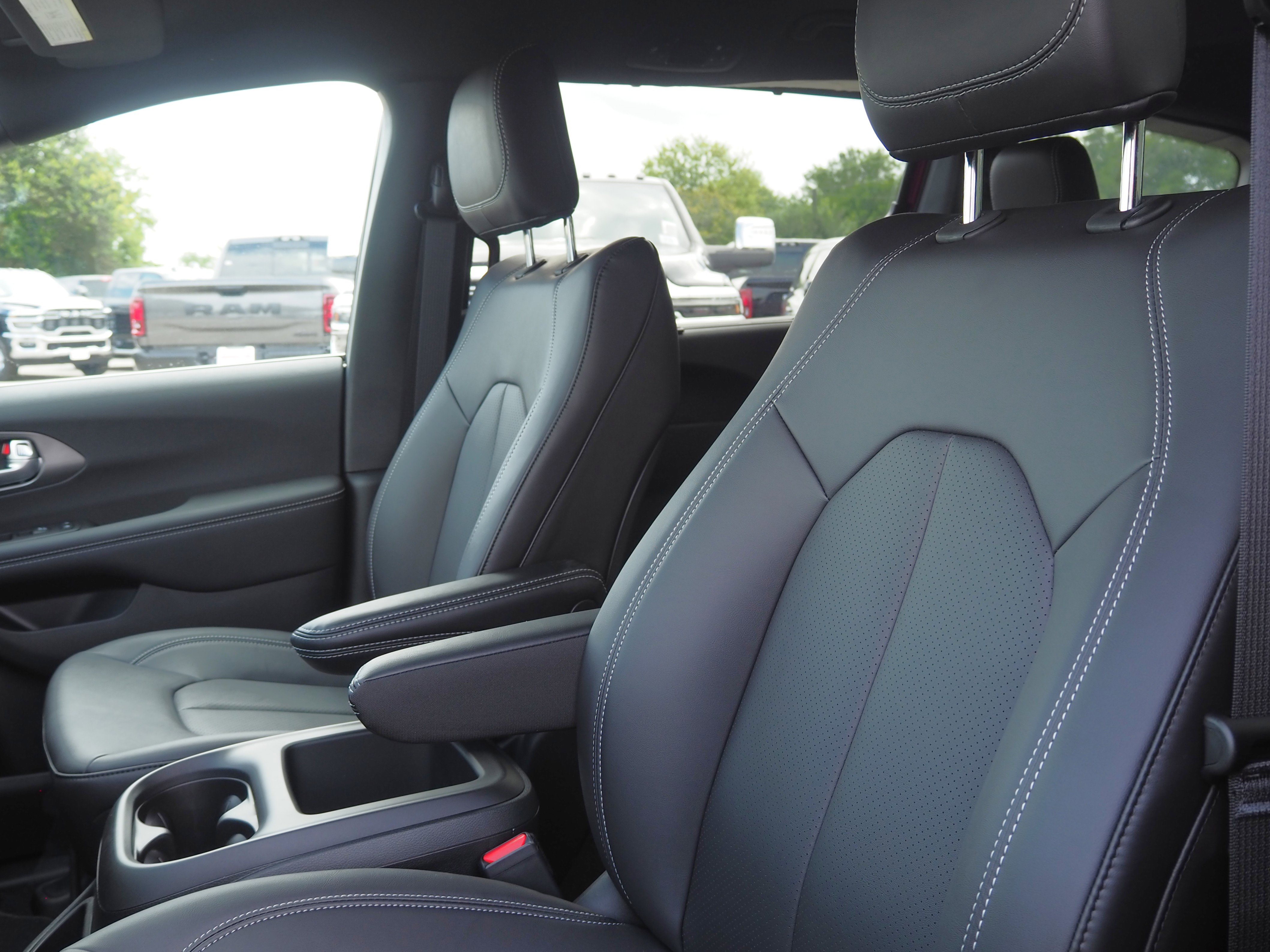 New 2025 Chrysler Voyager LX image 15