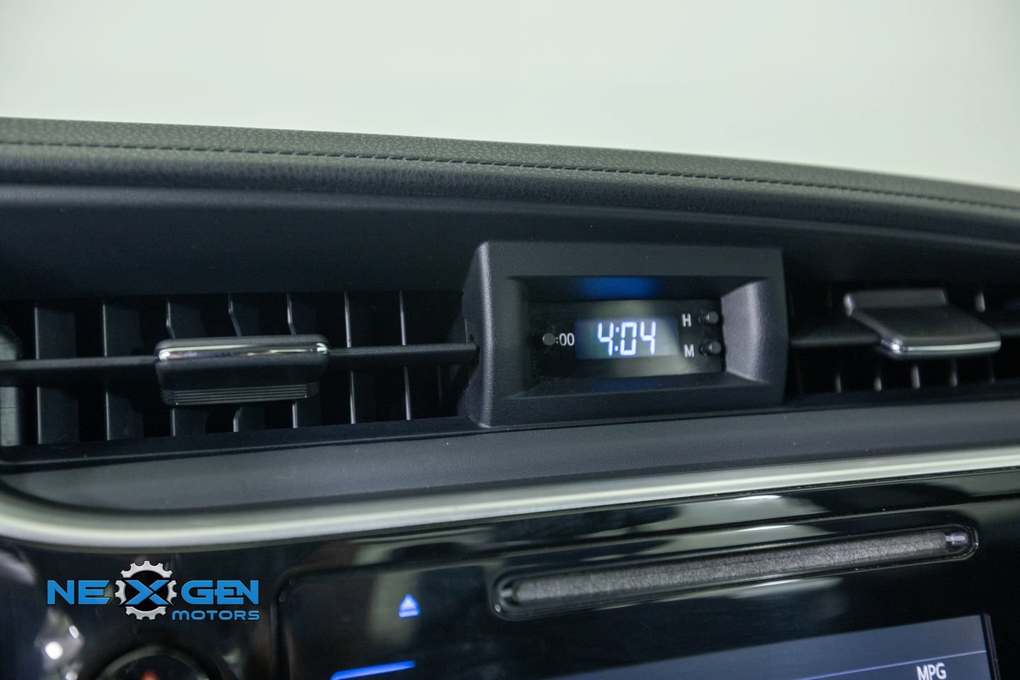 Used 2018 Toyota Corolla LE FWD image 17