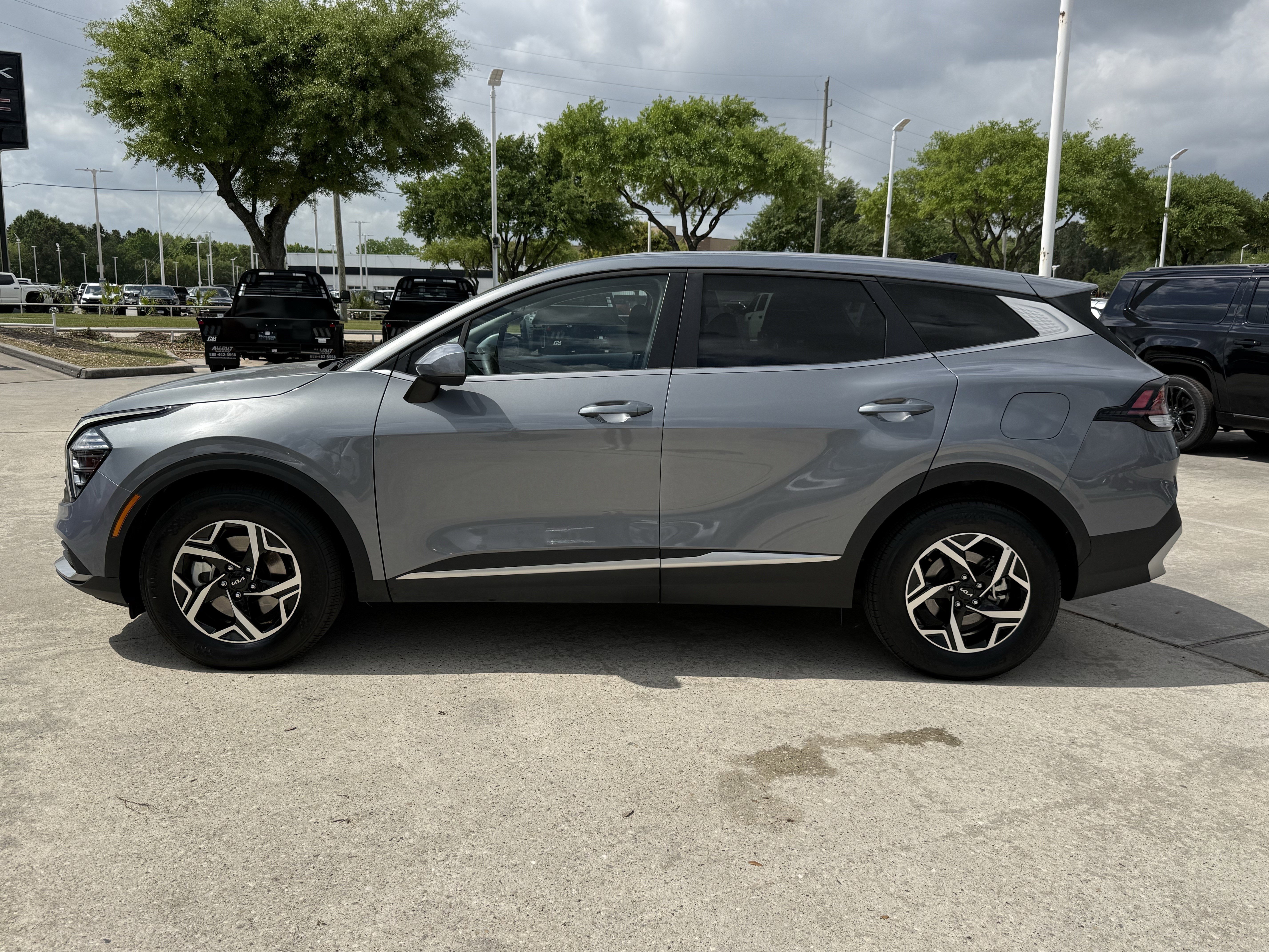 Used 2025 Kia Sportage LX image 9