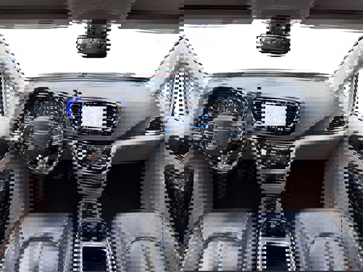 Used 2021 Chrysler Pacifica Touring-L image 35