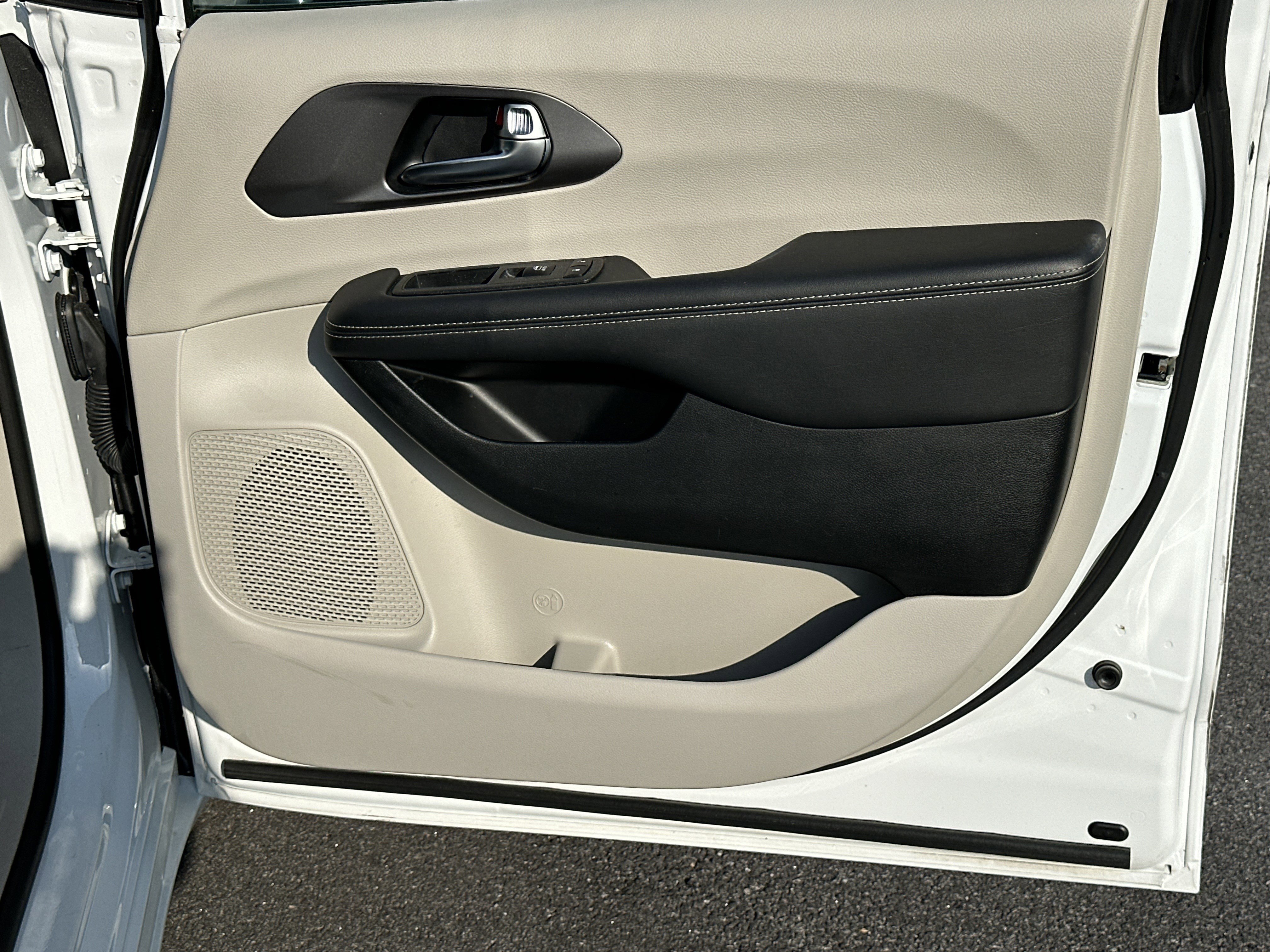 Used 2024 Chrysler Pacifica Touring-L image 15