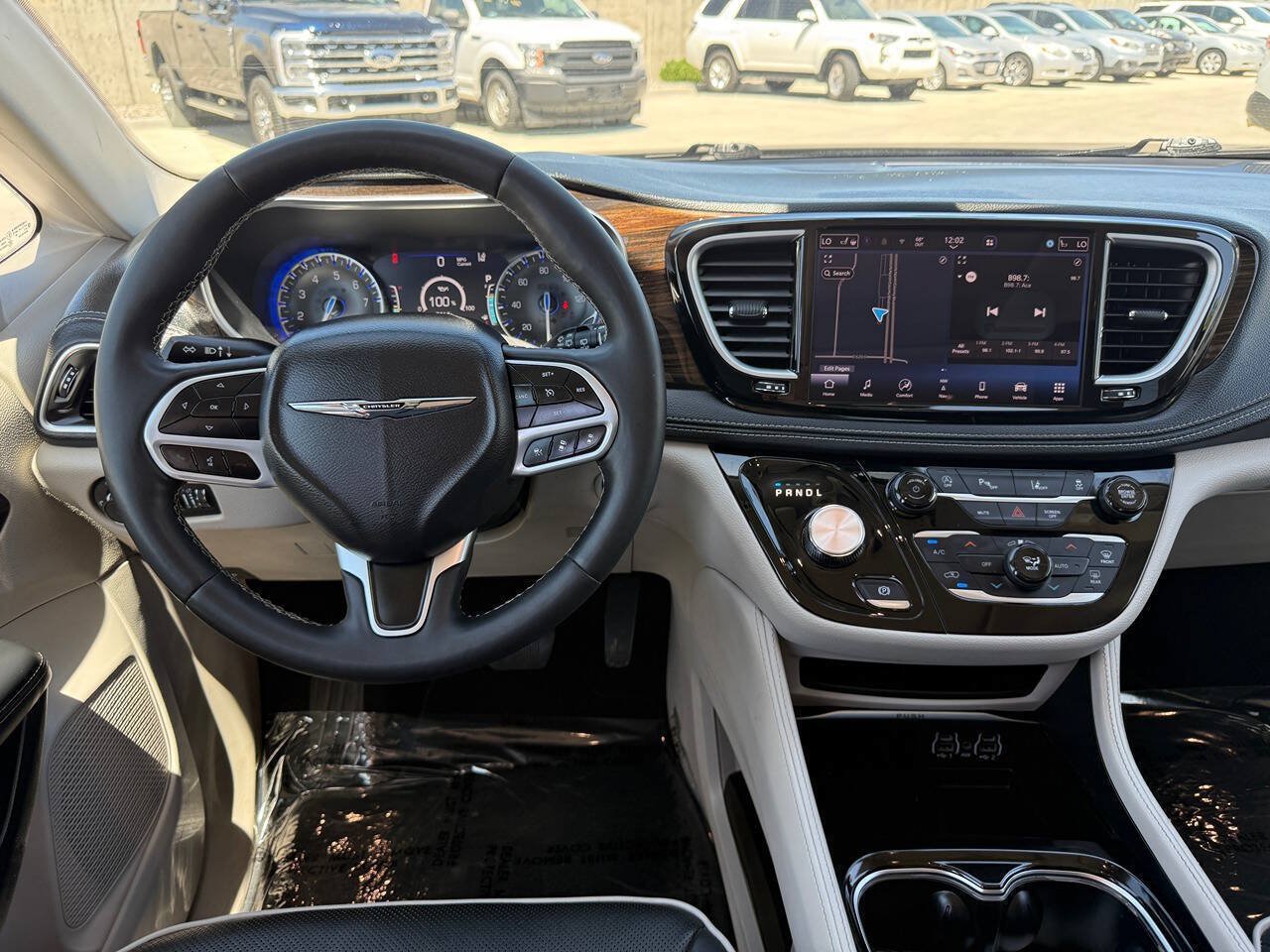 Used 2023 Chrysler Pacifica Limited FWD image 34