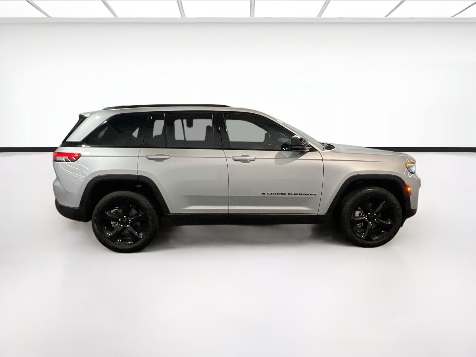 Used 2025 Jeep Grand Cherokee Limited w/ Luxury Tech Group II AWD/4WD image 25