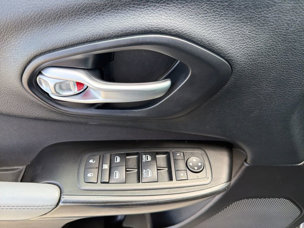 Used 2014 Jeep Cherokee Latitude w/ Cold Weather Group FWD image 12