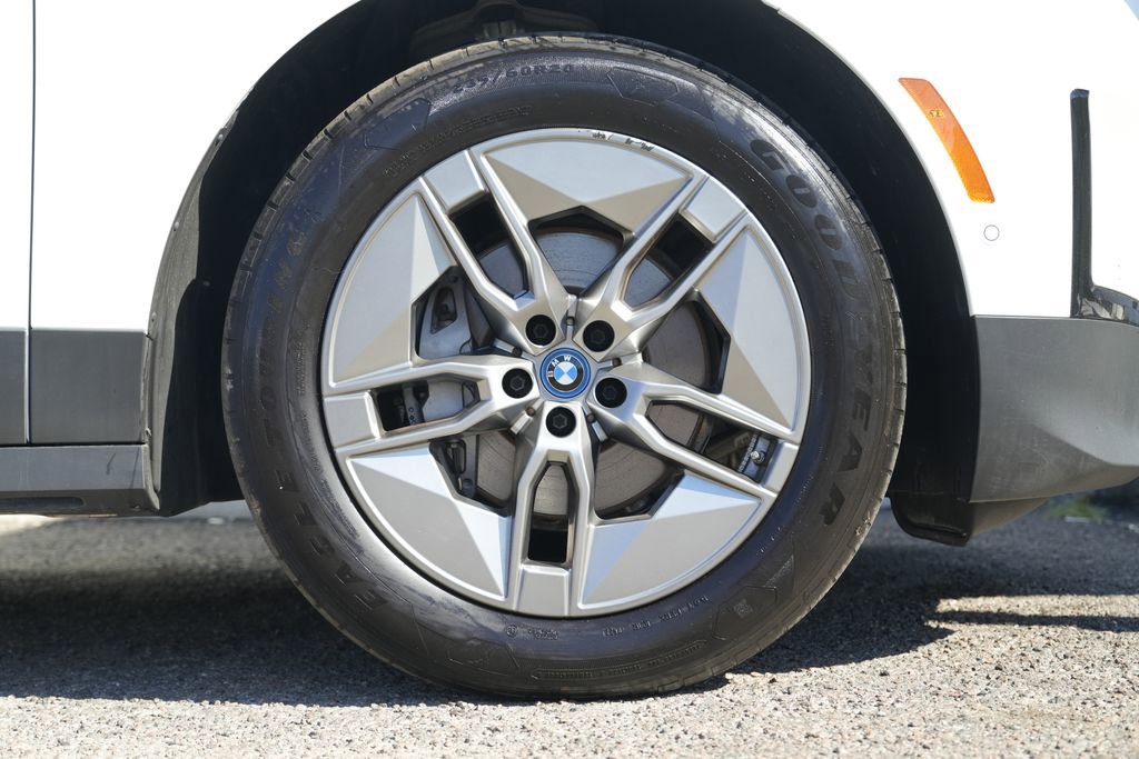 Used 2022 BMW iX xDrive50 w/ Premium Package image 11