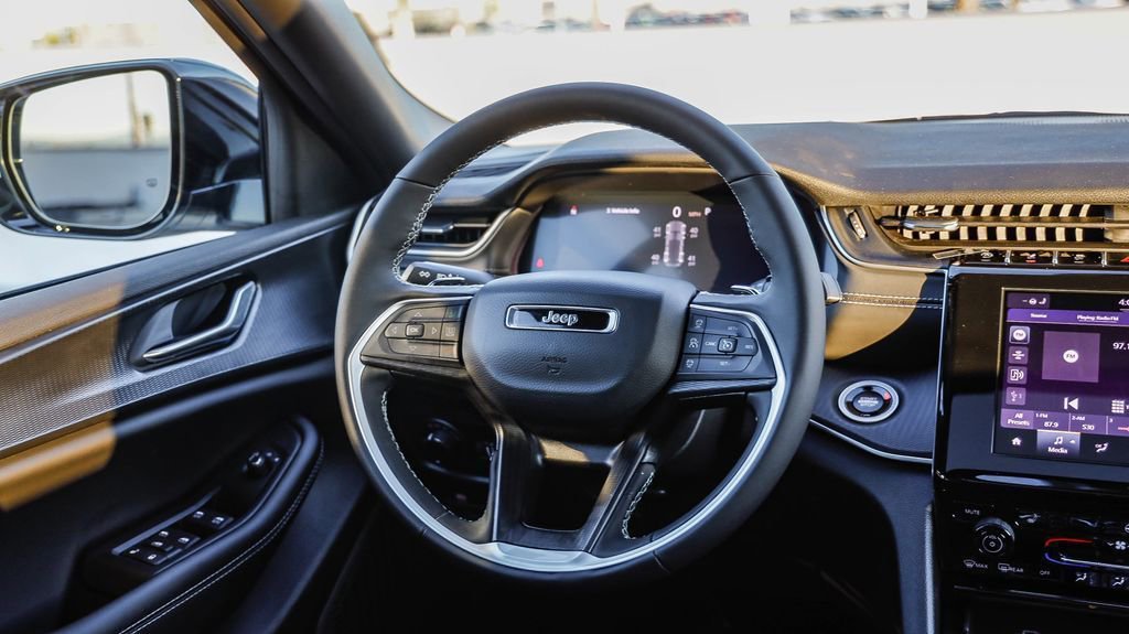New 2025 Jeep Grand Cherokee Altitude image 16