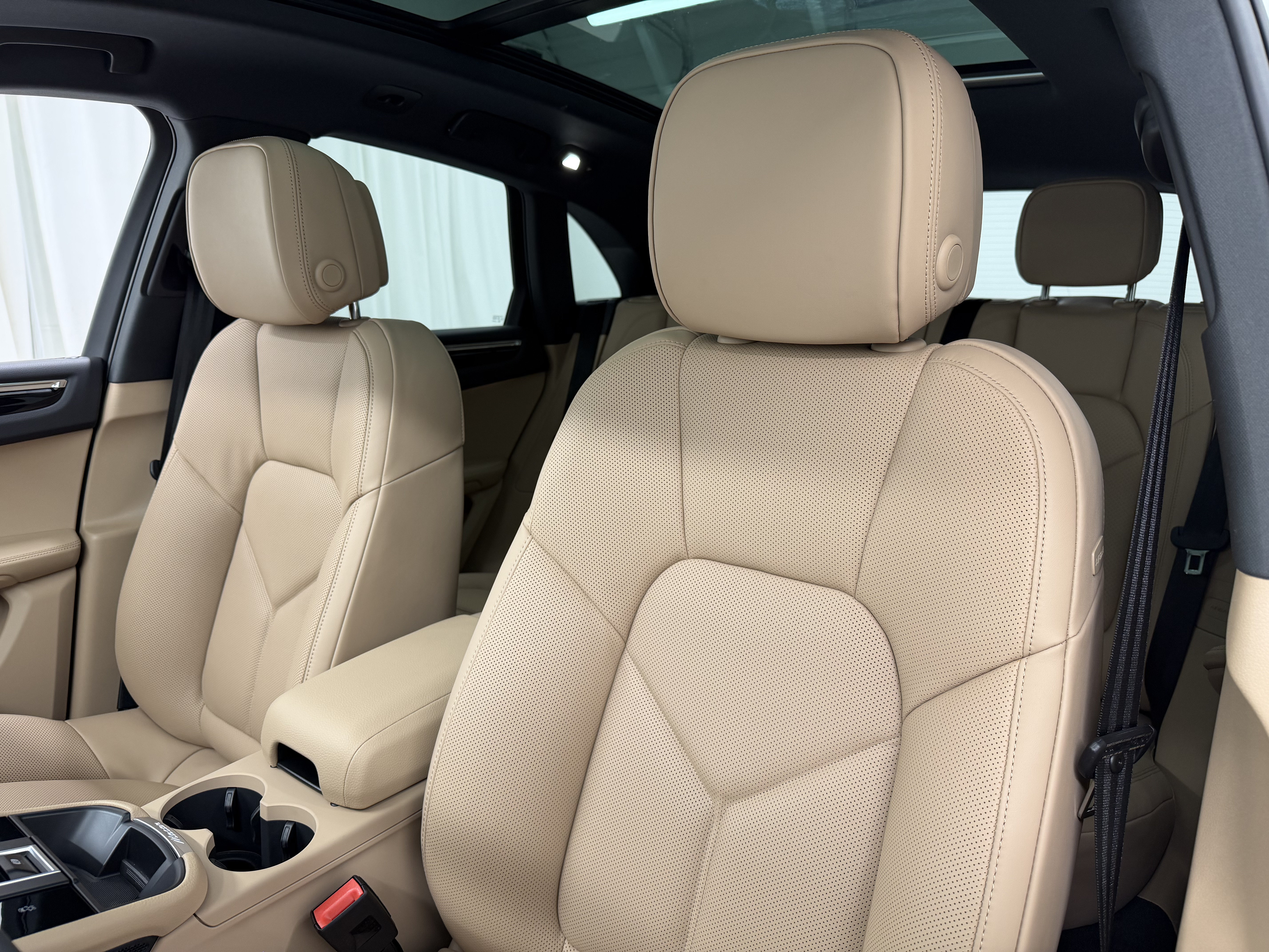 Certified 2026 Porsche Macan AWD/4WD image 5