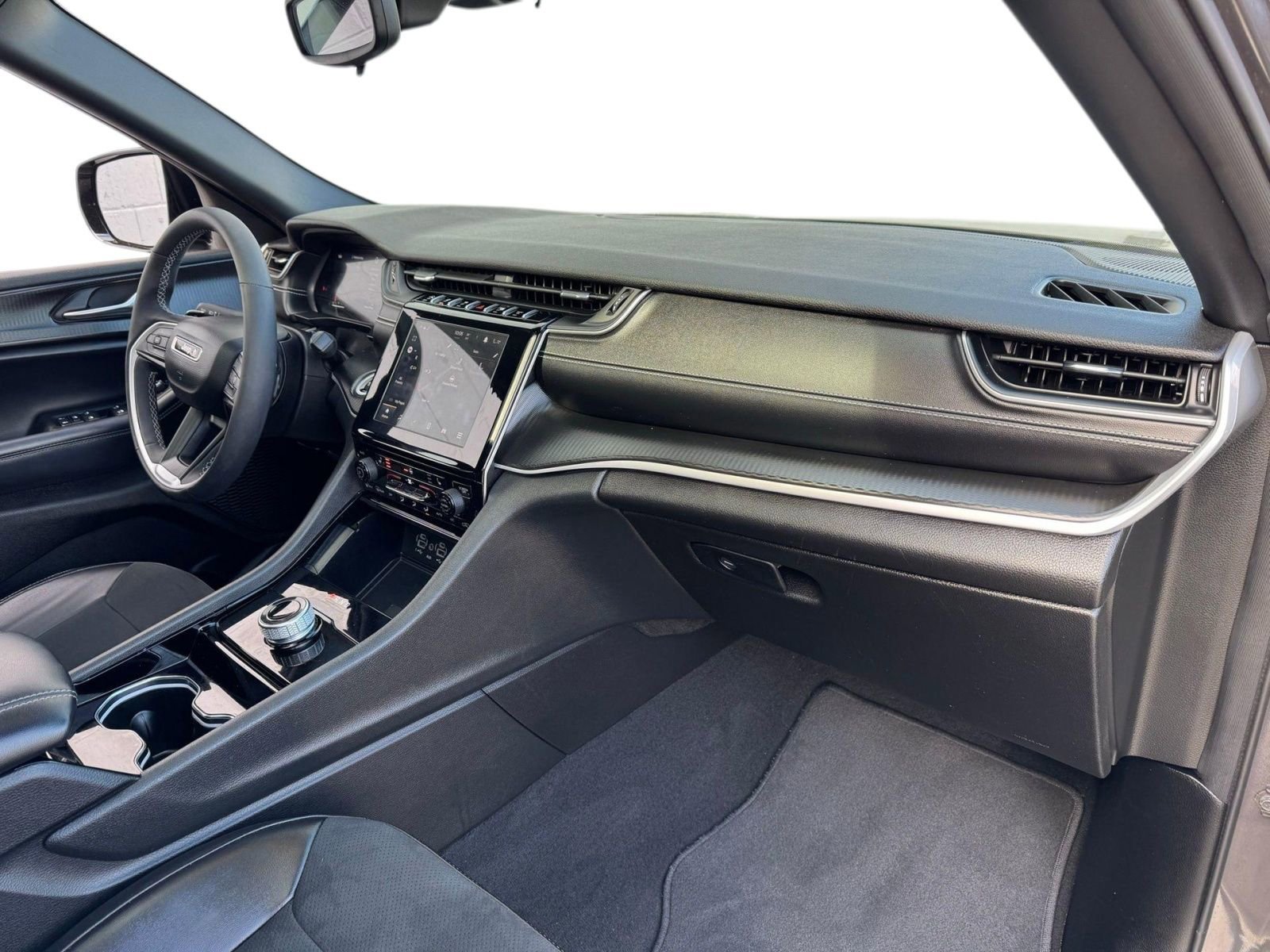 Used 2023 Jeep Grand Cherokee Altitude image 9