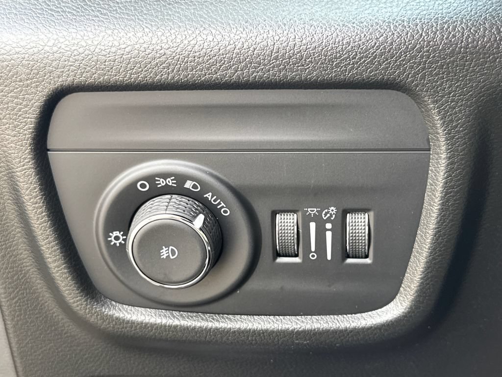 Used 2023 Jeep Grand Cherokee Overland AWD/4WD image 32