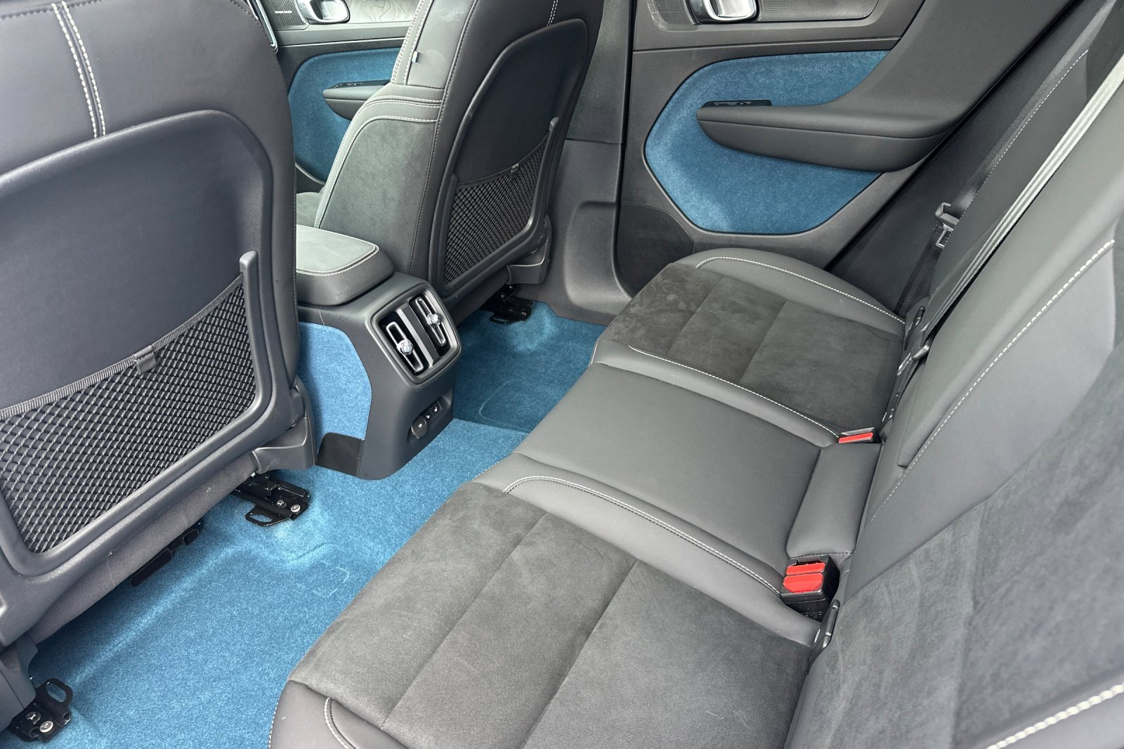 Used 2025 Volvo EX40 Ultra w/ Protection Package Premier image 5