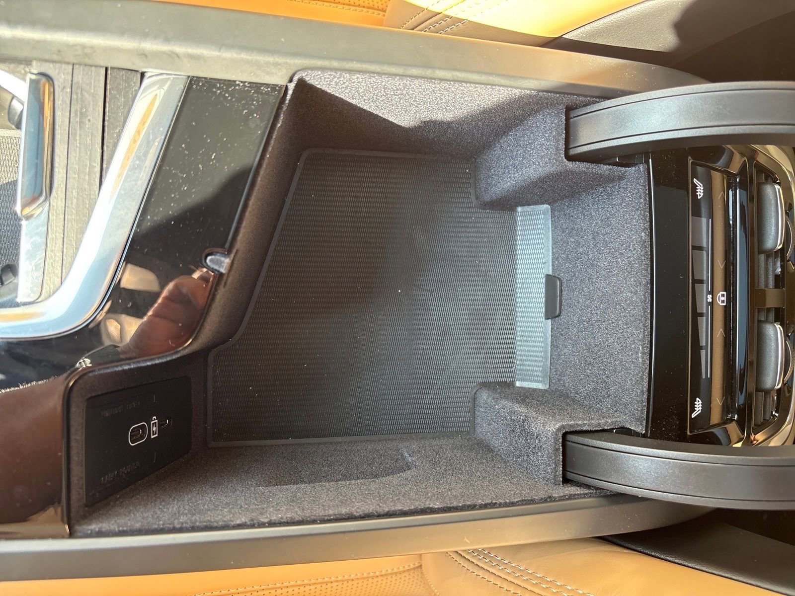 Certified 2025 Volvo XC90 T8 Ultra w/ Protection Package Premier image 37