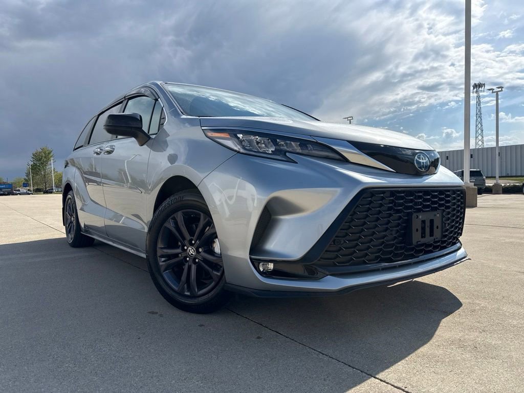 Used 2024 Toyota Sienna XSE AWD/4WD image 2