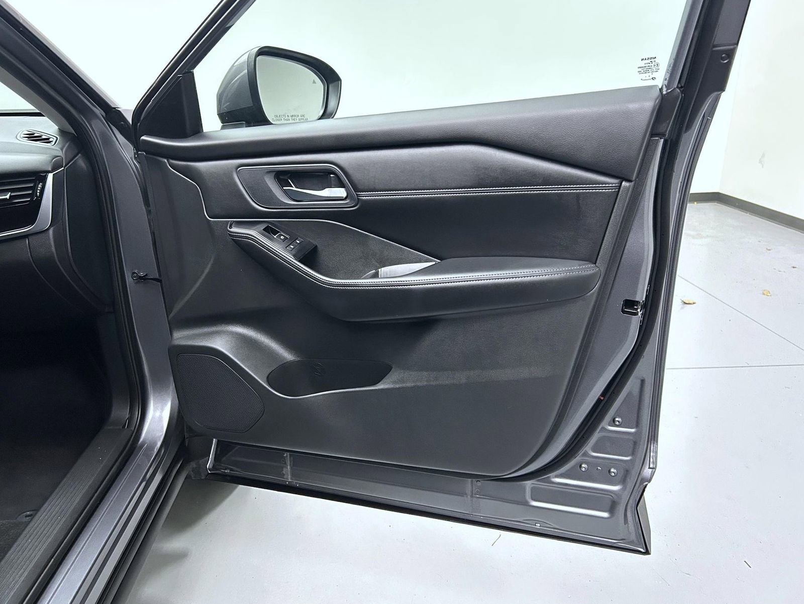 Used 2024 Nissan Rogue SL w/ SL Premium Package image 16