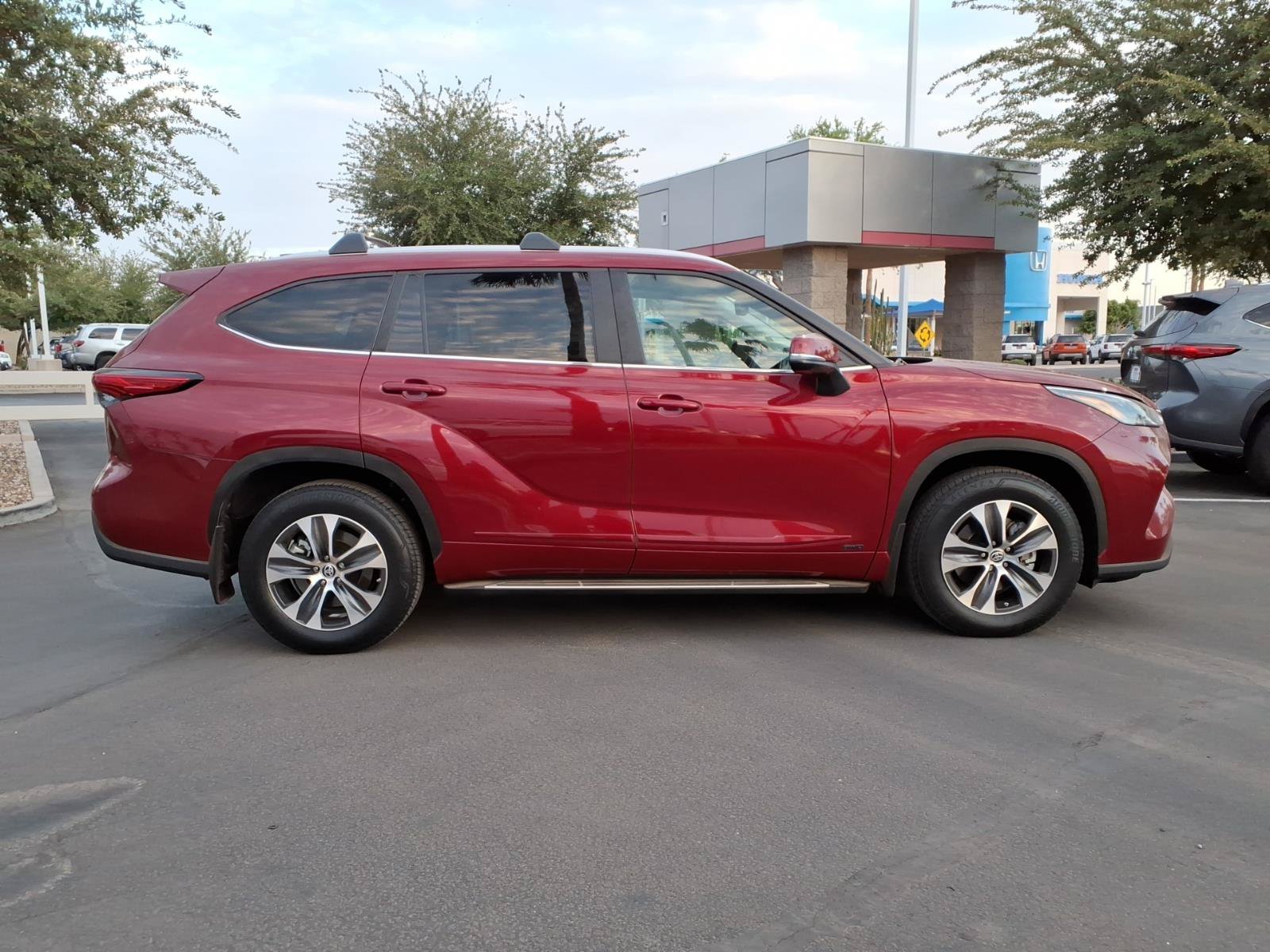 Used 2023 Toyota Highlander XLE w/ Protection Package #3 (TMS) AWD/4WD image 3