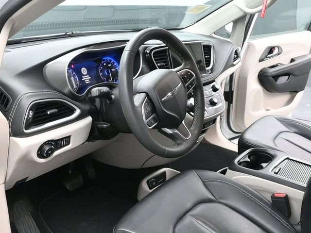 Used 2023 Chrysler Pacifica Touring-L image 15