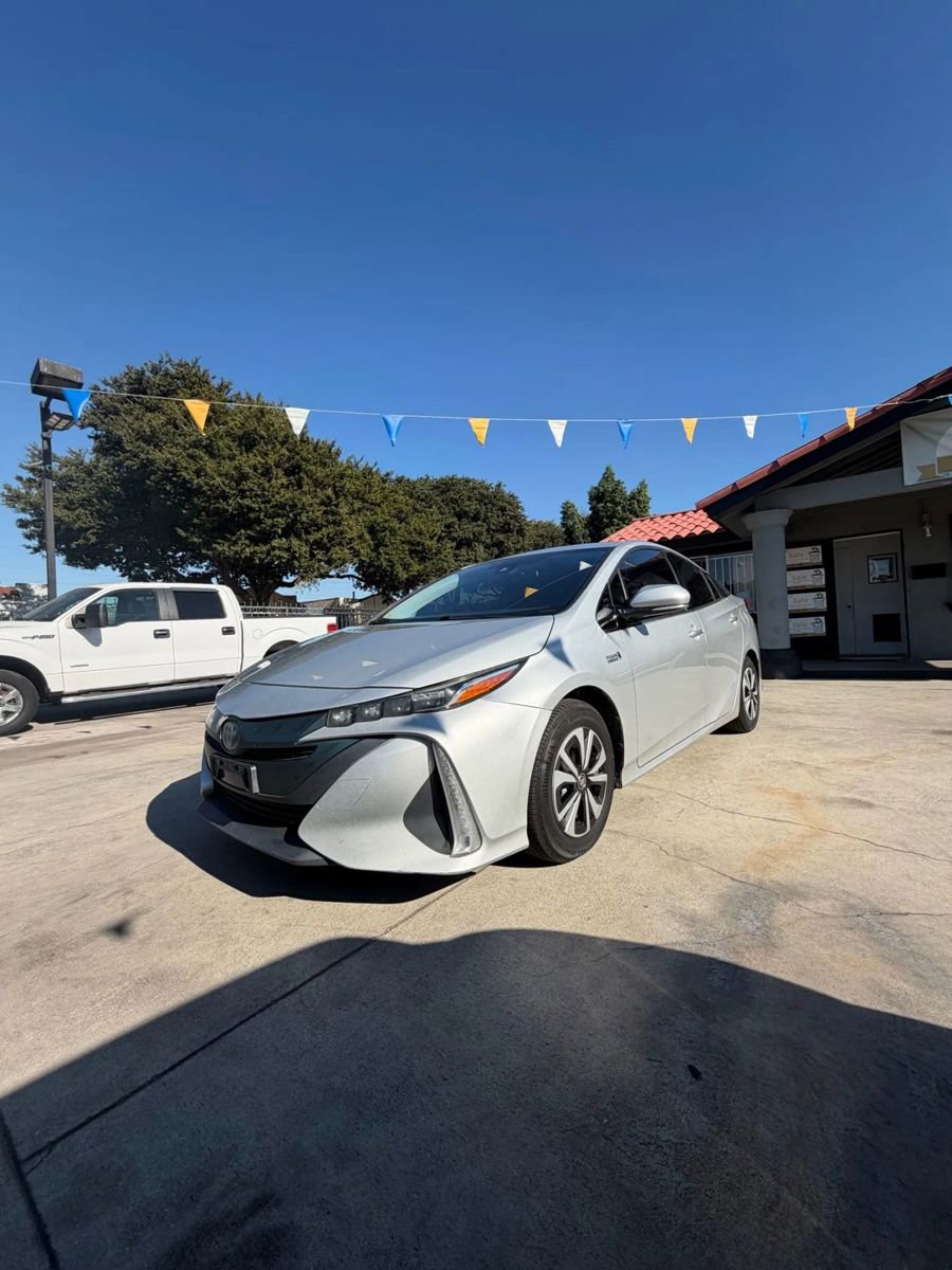 Used 2018 Toyota Prius Prime Plus image 2
