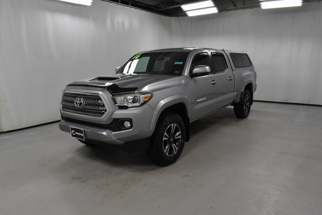 Used 2016 Toyota Tacoma TRD Sport image 2