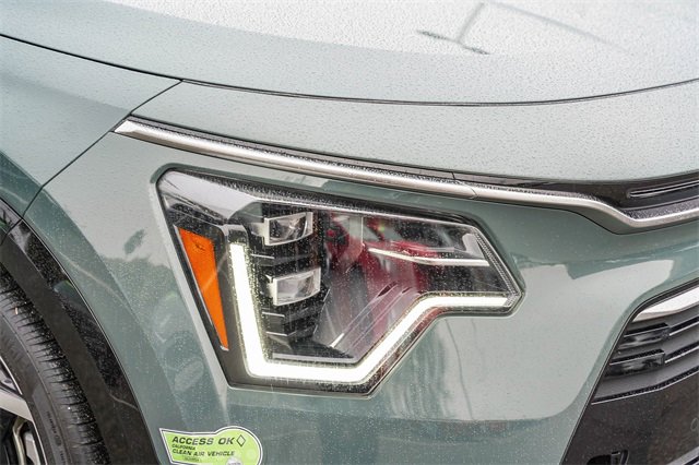 Certified 2023 Kia Niro SX Touring image 11