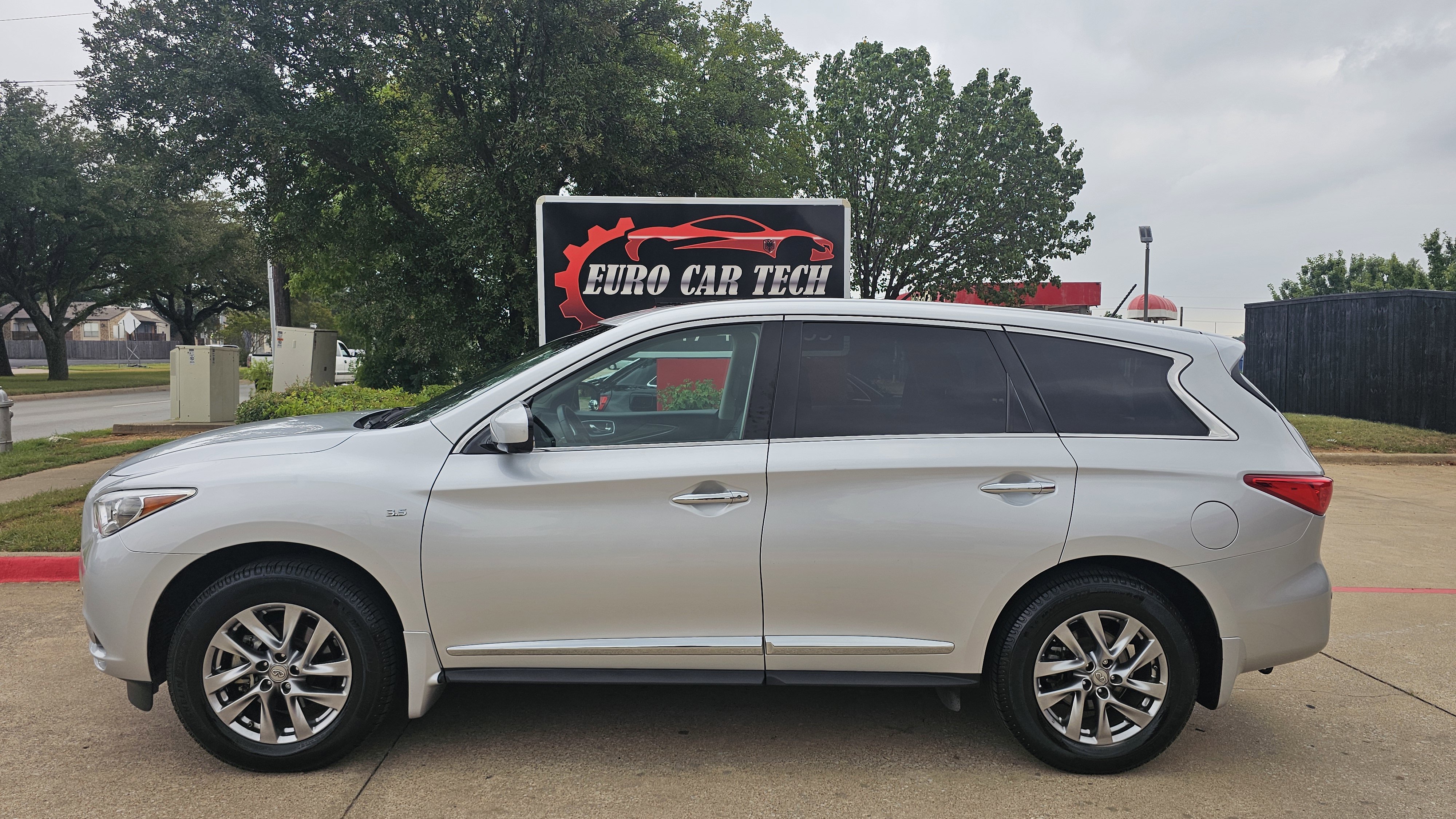 Used 2014 INFINITI QX60 AWD w/ Premium Plus Package image 2