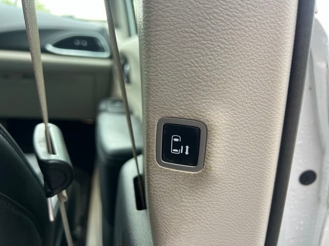 Used 2019 Chrysler Pacifica Limited FWD image 14