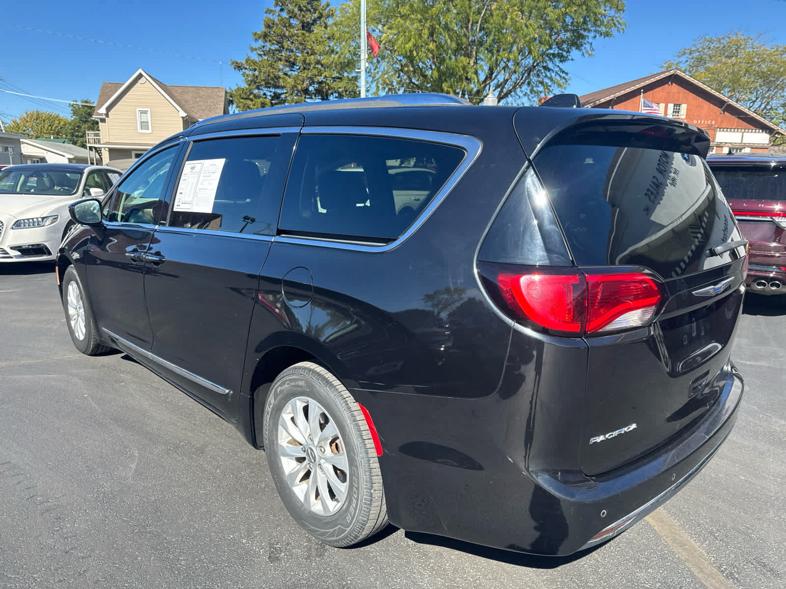 Used 2018 Chrysler Pacifica Touring-L Plus FWD image 4