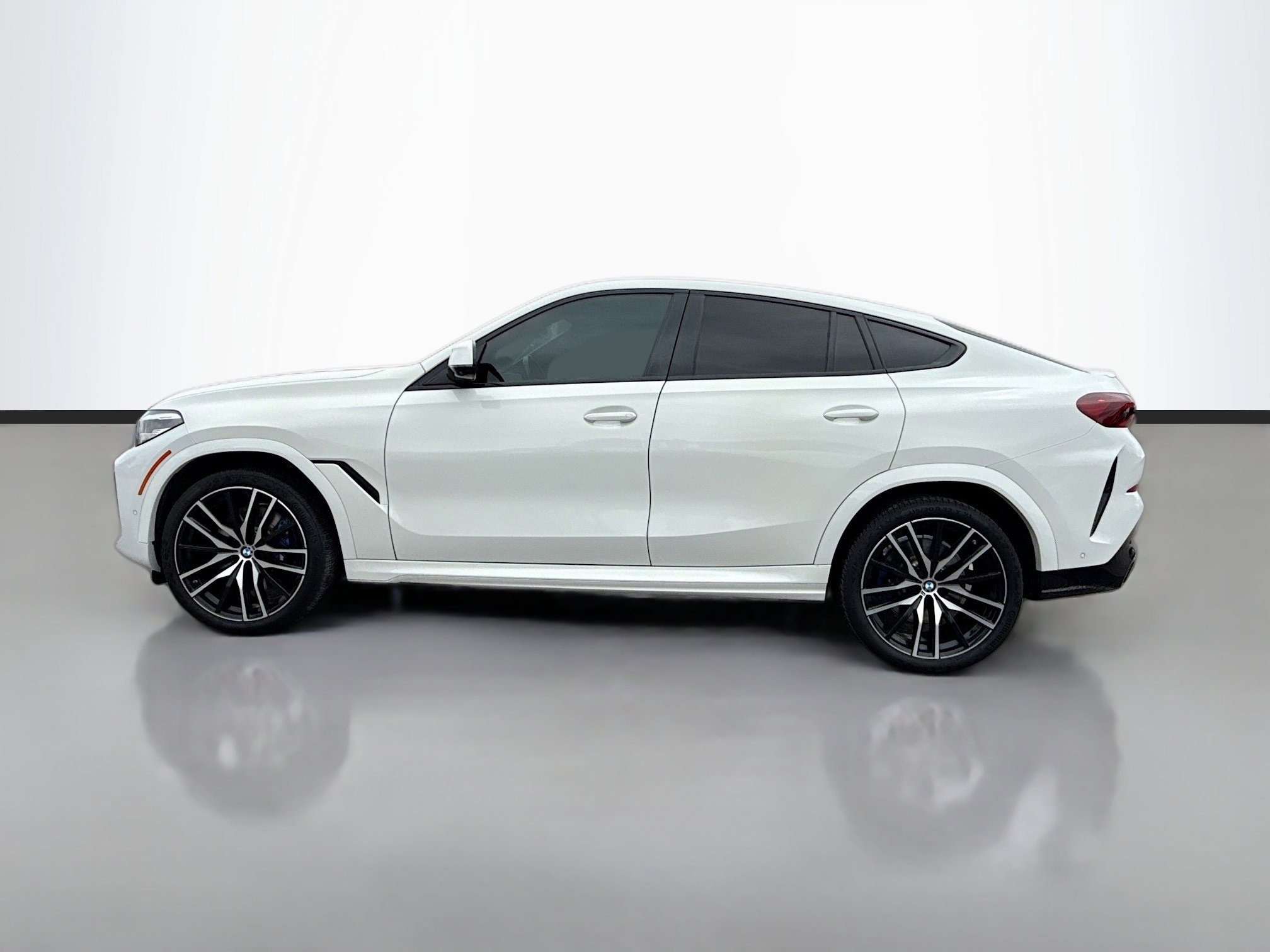 Used 2022 BMW X6 M50i w/ Parking Assistance Package AWD/4WD image 2