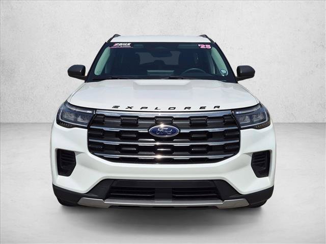Used 2025 Ford Explorer Active RWD image 2