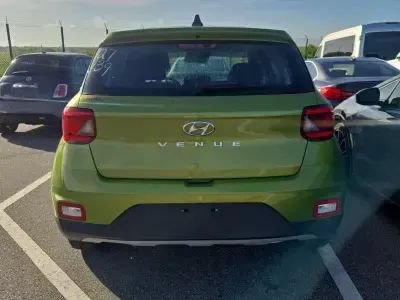Used 2021 Hyundai Venue SE FWD image 3