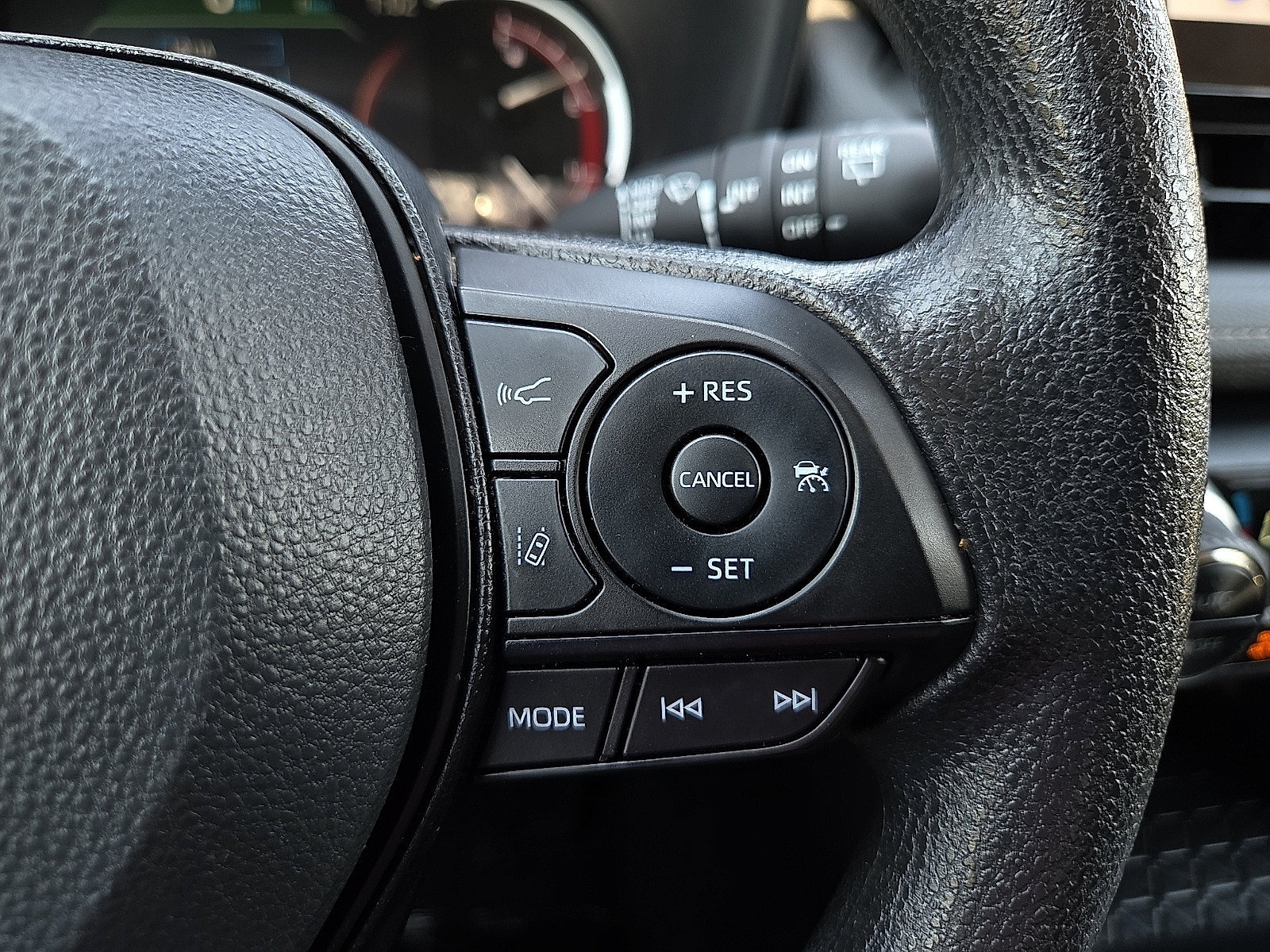 Used 2025 Toyota RAV4 XLE AWD/4WD image 19
