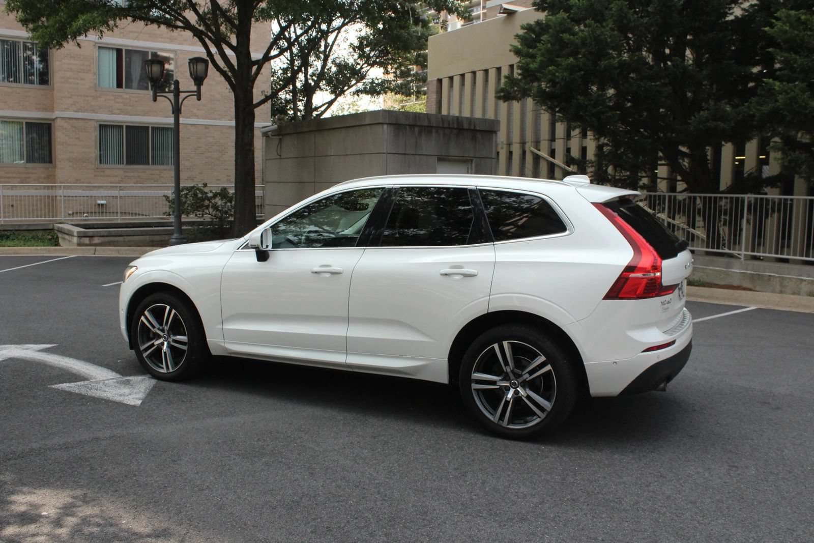 Used 2019 Volvo XC60 T5 Momentum w/ Multimedia Package AWD/4WD image 9