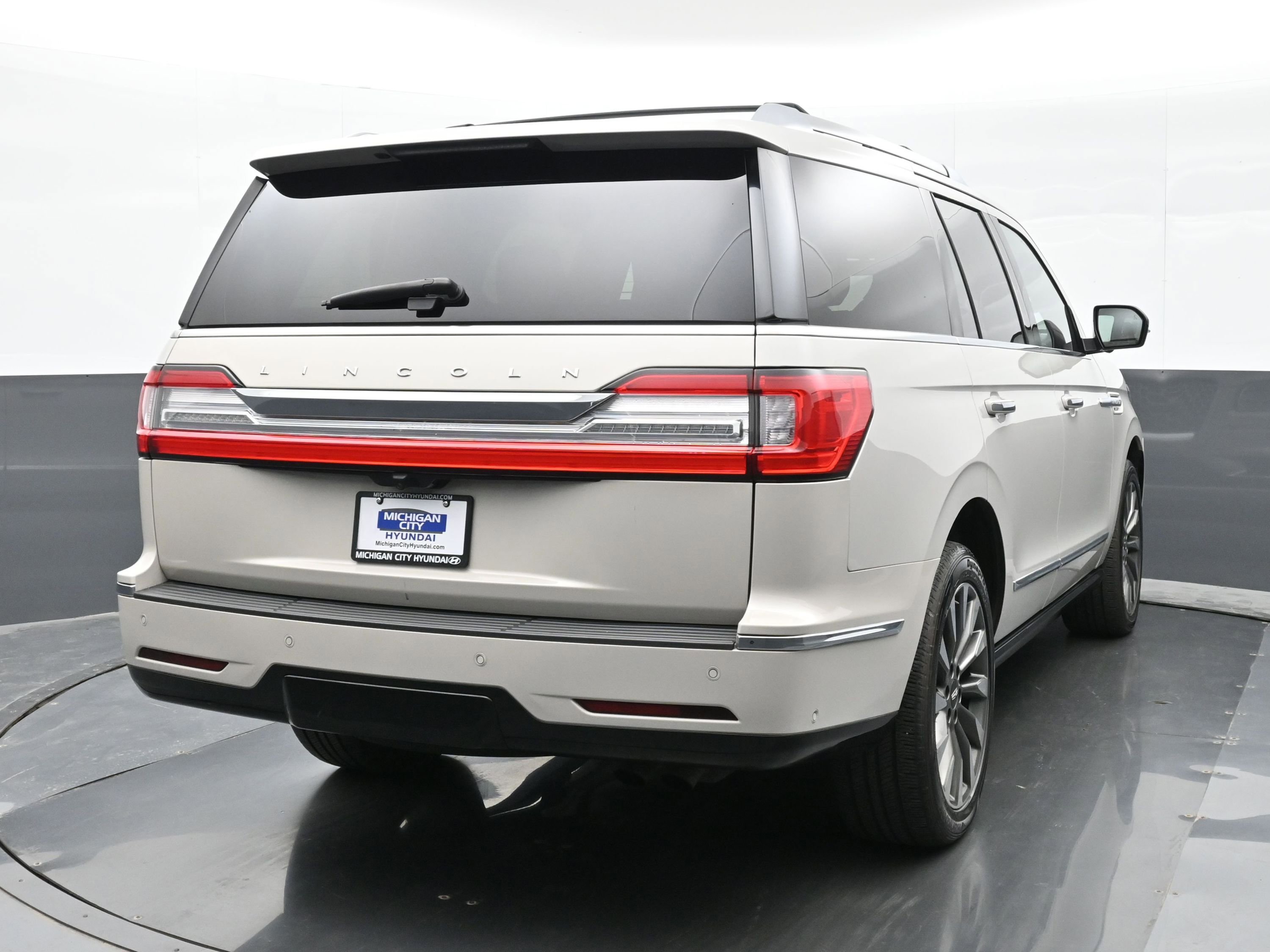 Used 2019 Lincoln Navigator Select w/ Technology Package AWD/4WD image 4