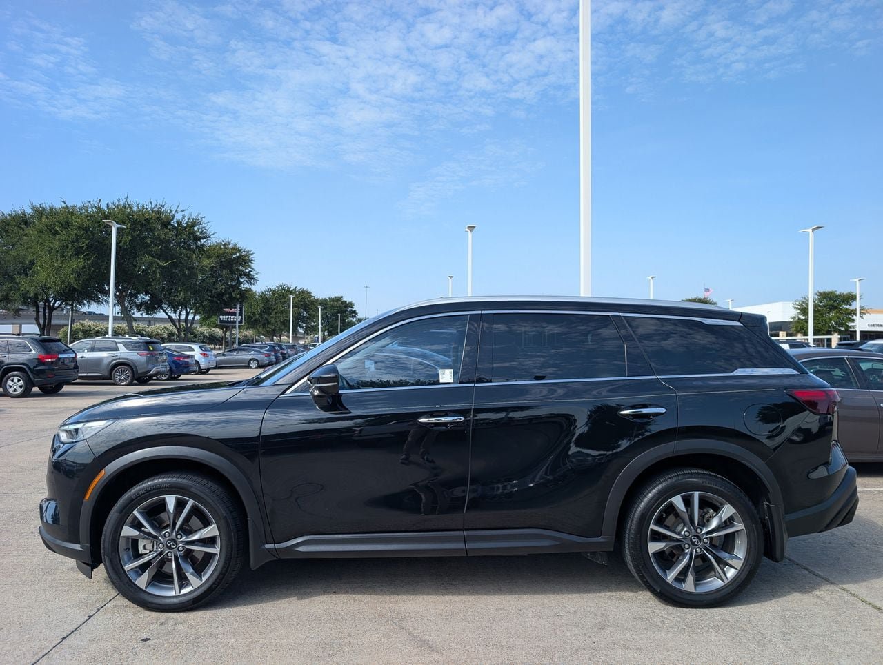 Used 2023 INFINITI QX60 Luxe w/ Cargo Package AWD/4WD image 3