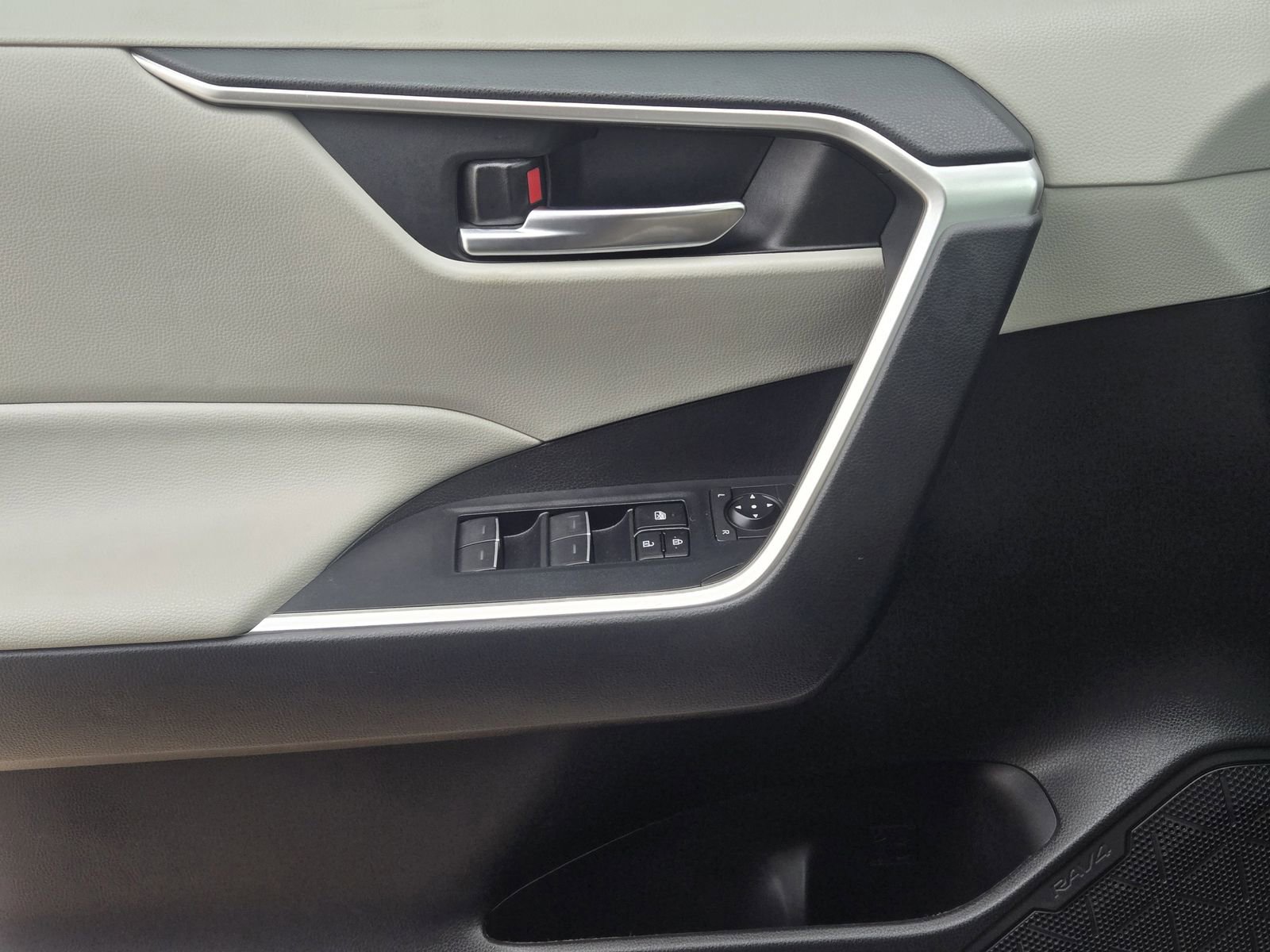 Used 2023 Toyota RAV4 XLE Premium image 25