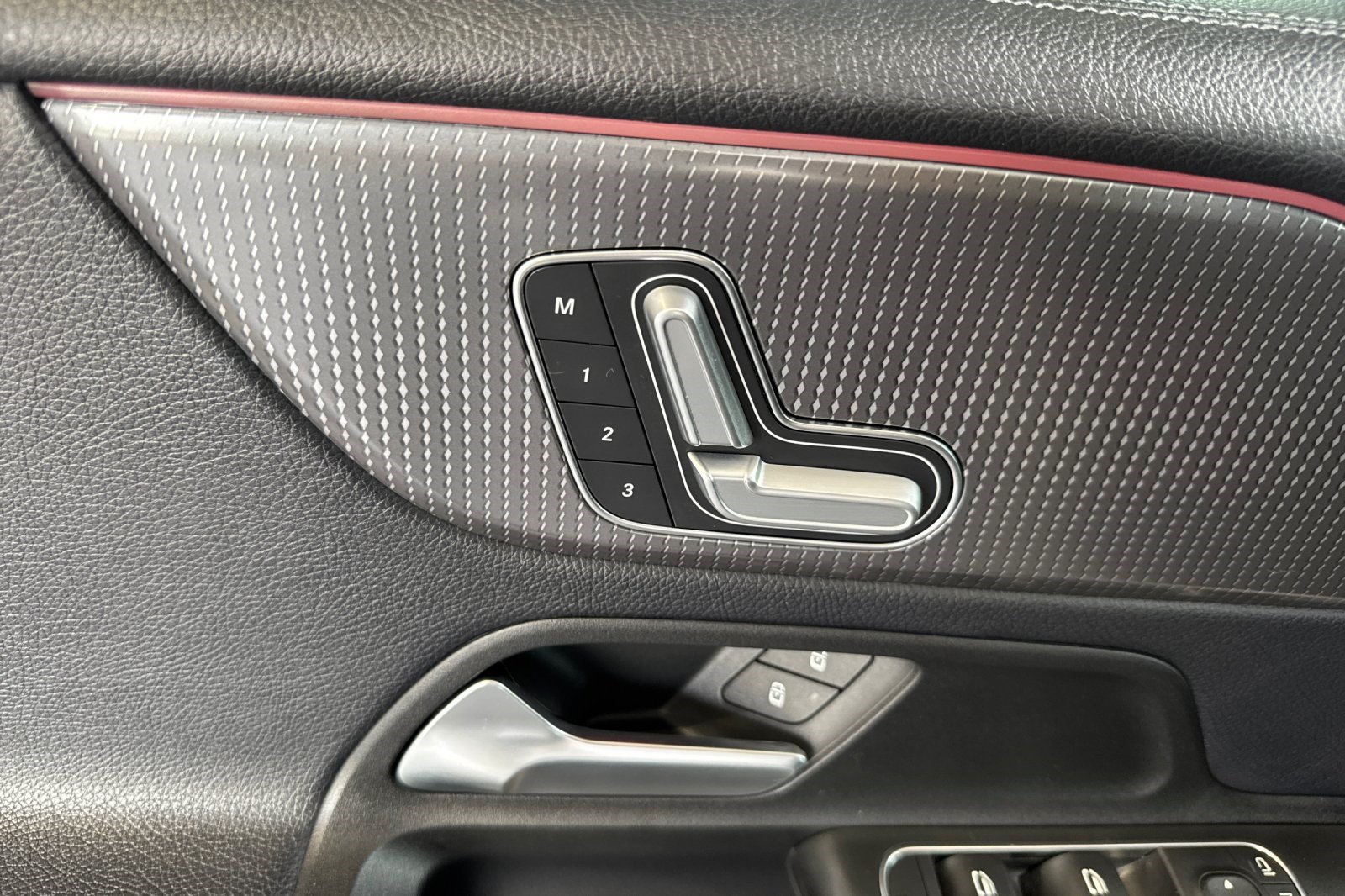 Used 2021 Mercedes-Benz GLB 250 4MATIC image 14