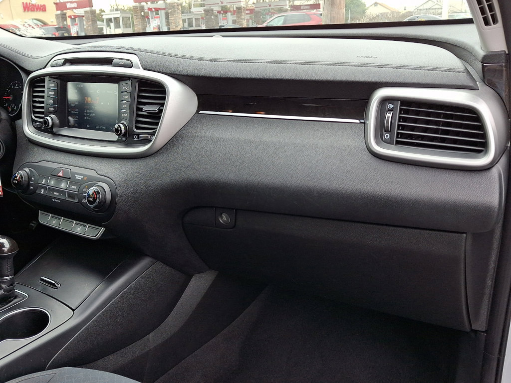 Used 2018 Kia Sorento LX image 12